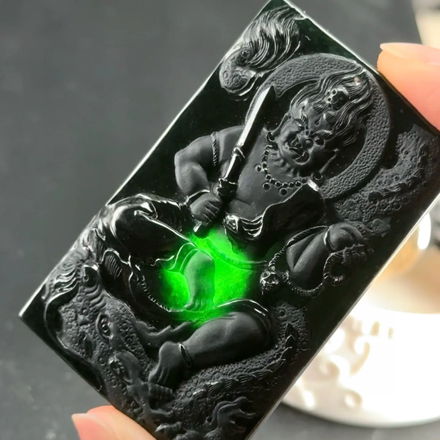 精品墨翠不动明王 种好色正 黑度极好 打灯通透 油性十足 尺寸61