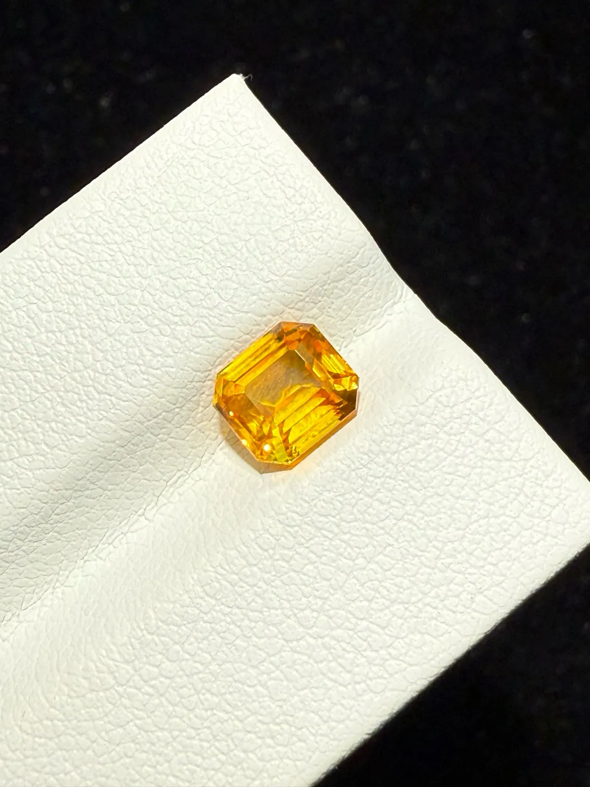 2.02ct天然金丝雀黄蓝宝裸石，尺寸6.7*6*4.6mm，颜色美艳 ，晶体通透，火彩足