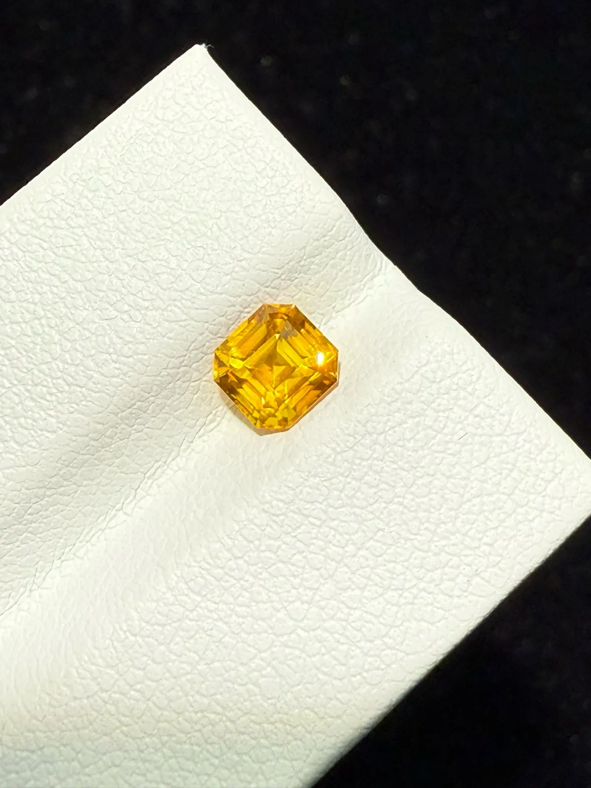 1.04ct天然黄蓝宝裸石，尺寸5.3*5.5*3.9mm，颜色美艳 ，晶体通透，火彩足