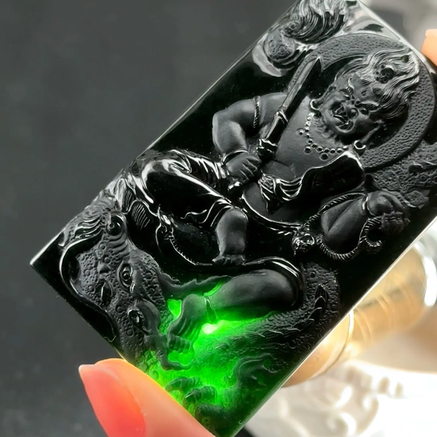 精品墨翠不动明王 种好色正 黑度极好 打灯通透 油性十足 尺寸61