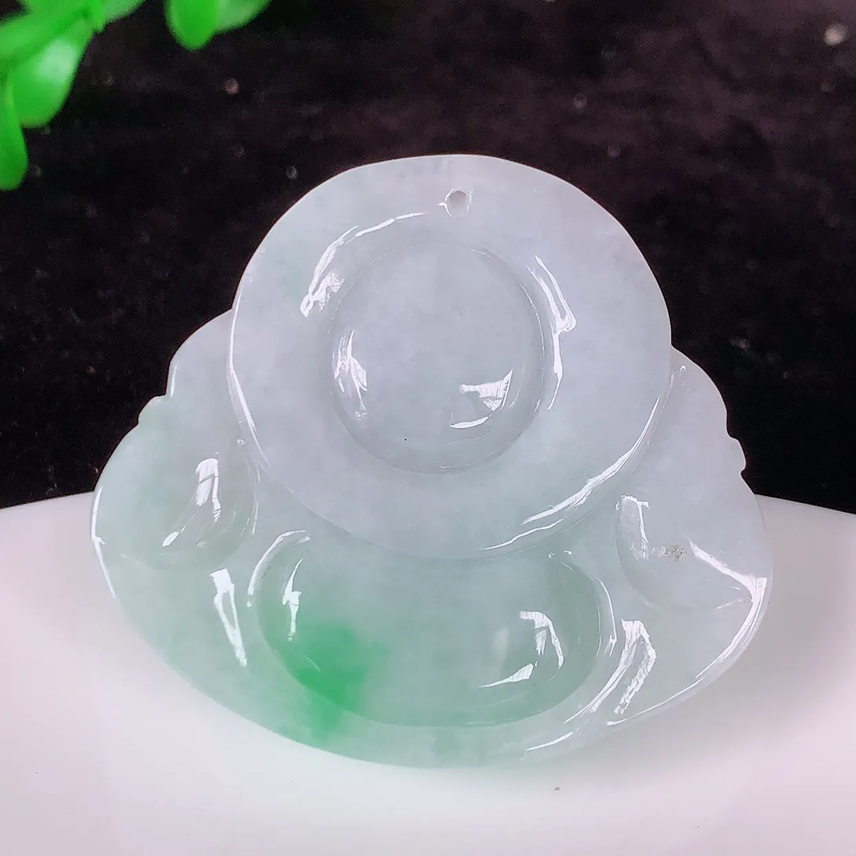 自然光实拍，冰润飘绿翡翠佛公吊坠，笑口常开，佛公在心中，一生平安幸福，冰透，佛公翠色迷人，佩戴佳品！#46.21