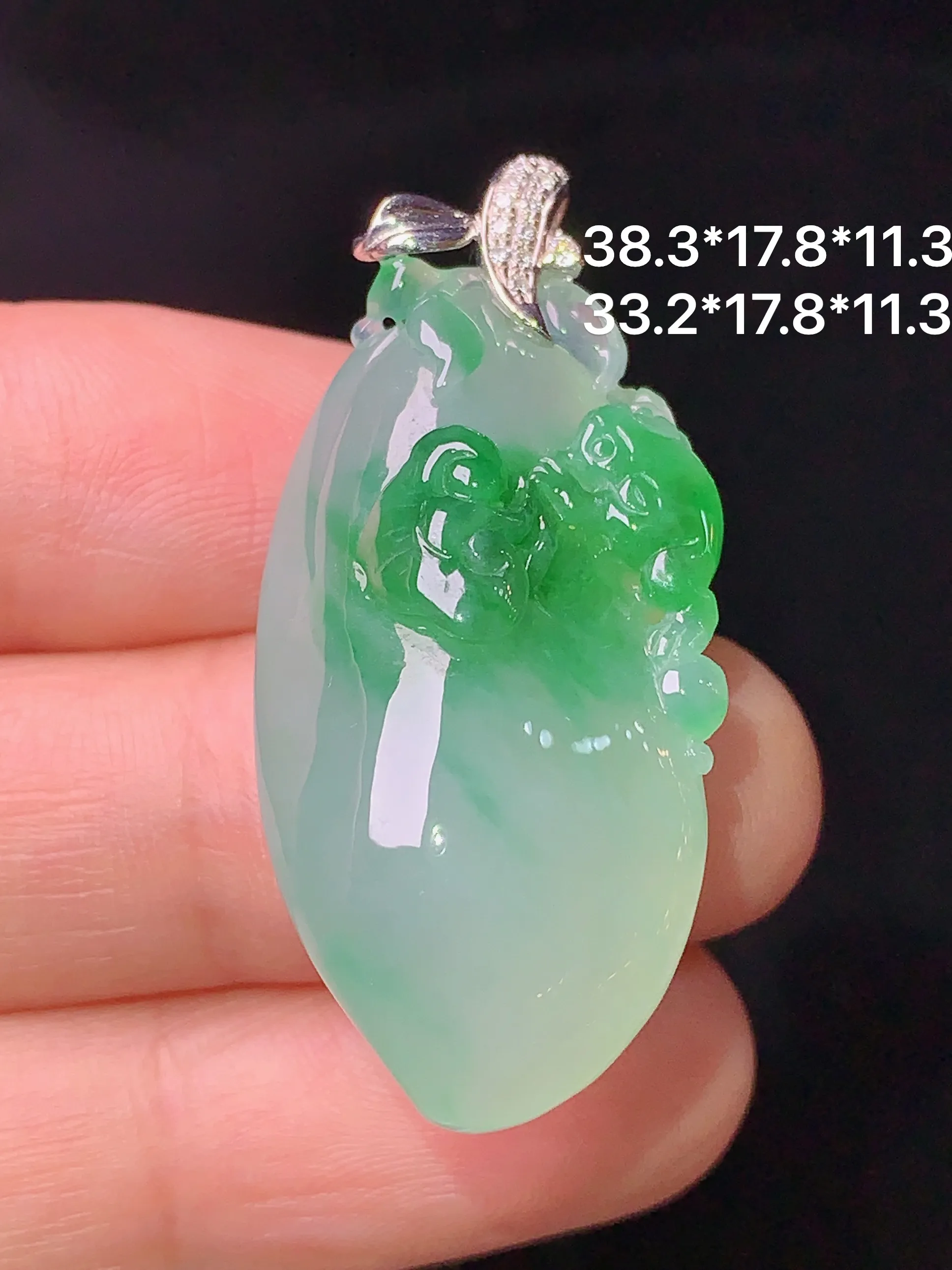 18k金钻镶嵌飘绿福瓜吊坠 玉质细腻 水润亮眼 色泽艳丽 整体尺寸38.3*17.8*11.3