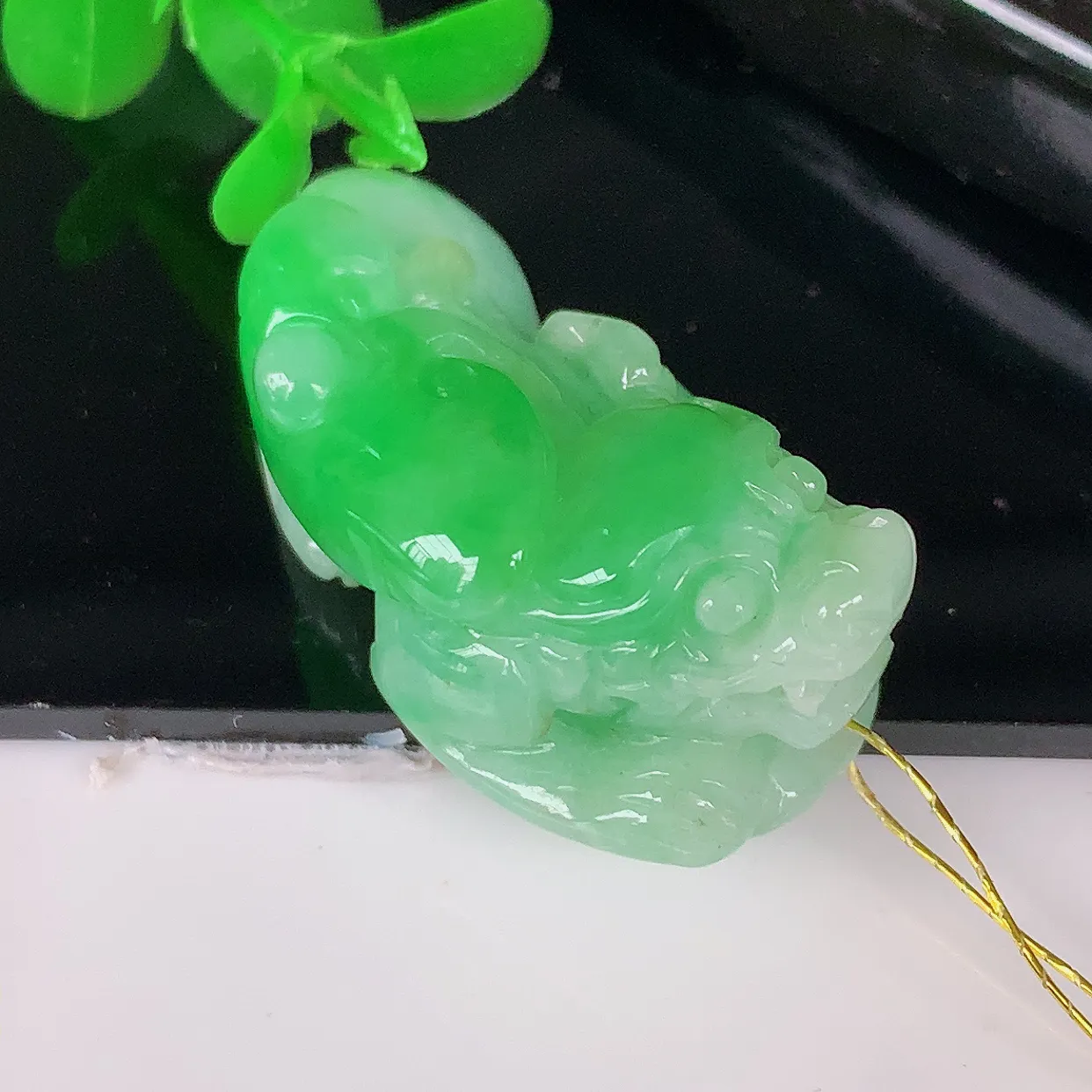 自然光实拍，冰润飘绿招财貔貅吊坠，民间有“一摸貔貅运程旺盛，再摸貔貅财运滚滚，三摸貔貅平步青云 ”的美好祝愿。#35.21
