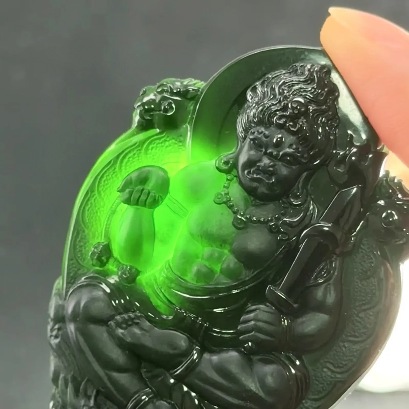 精品墨翠不动明王 种好色正 黑度极好 打灯通透 油性十足 尺寸64.5