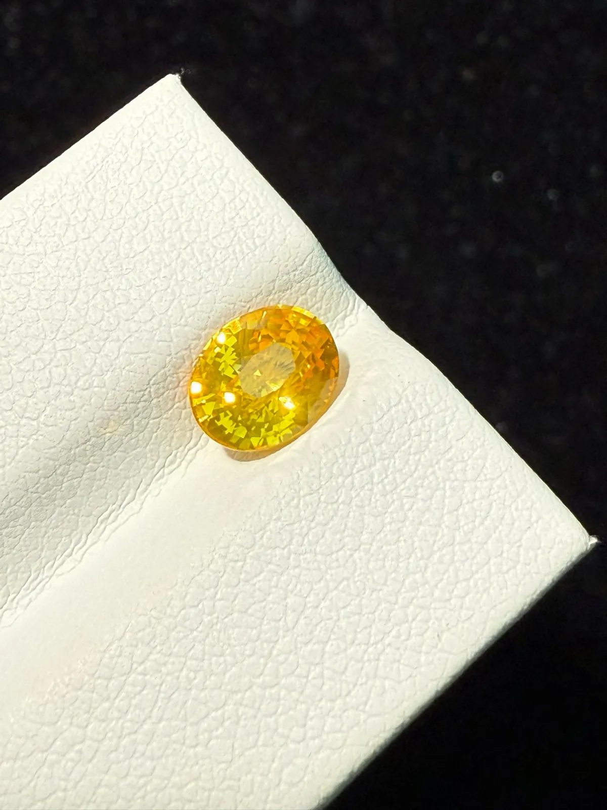 1.55ct天然黄蓝宝裸石，尺寸7.6*6.2*4.3mm，颜色美艳 ，晶体通透，火彩足