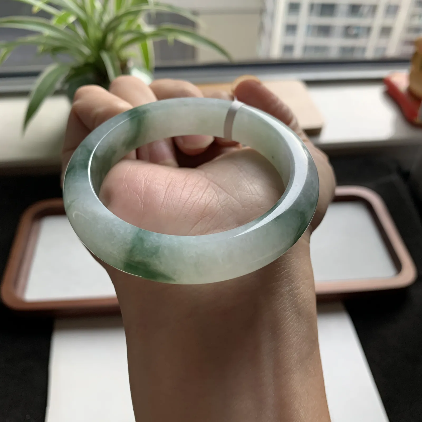 55圈口飘绿手镯