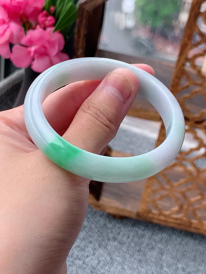 a货翡翠老坑飘绿正装正圈手镯53-54圈口 尺寸53.5×11.2×6.5mm 重量37.93g 0