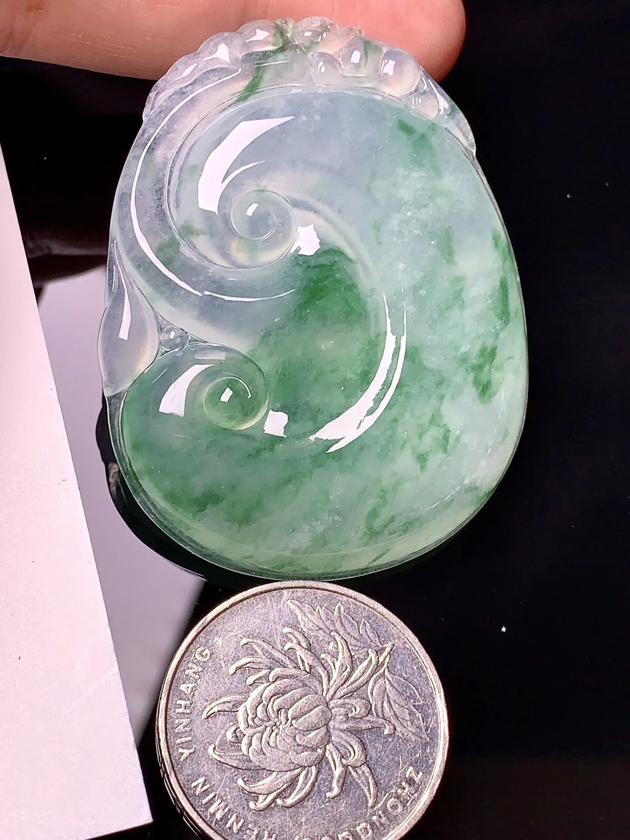 飘绿如意吊坠 玉质细腻 水润亮眼 色泽艳丽 整体尺寸50.6*39.6*5.8