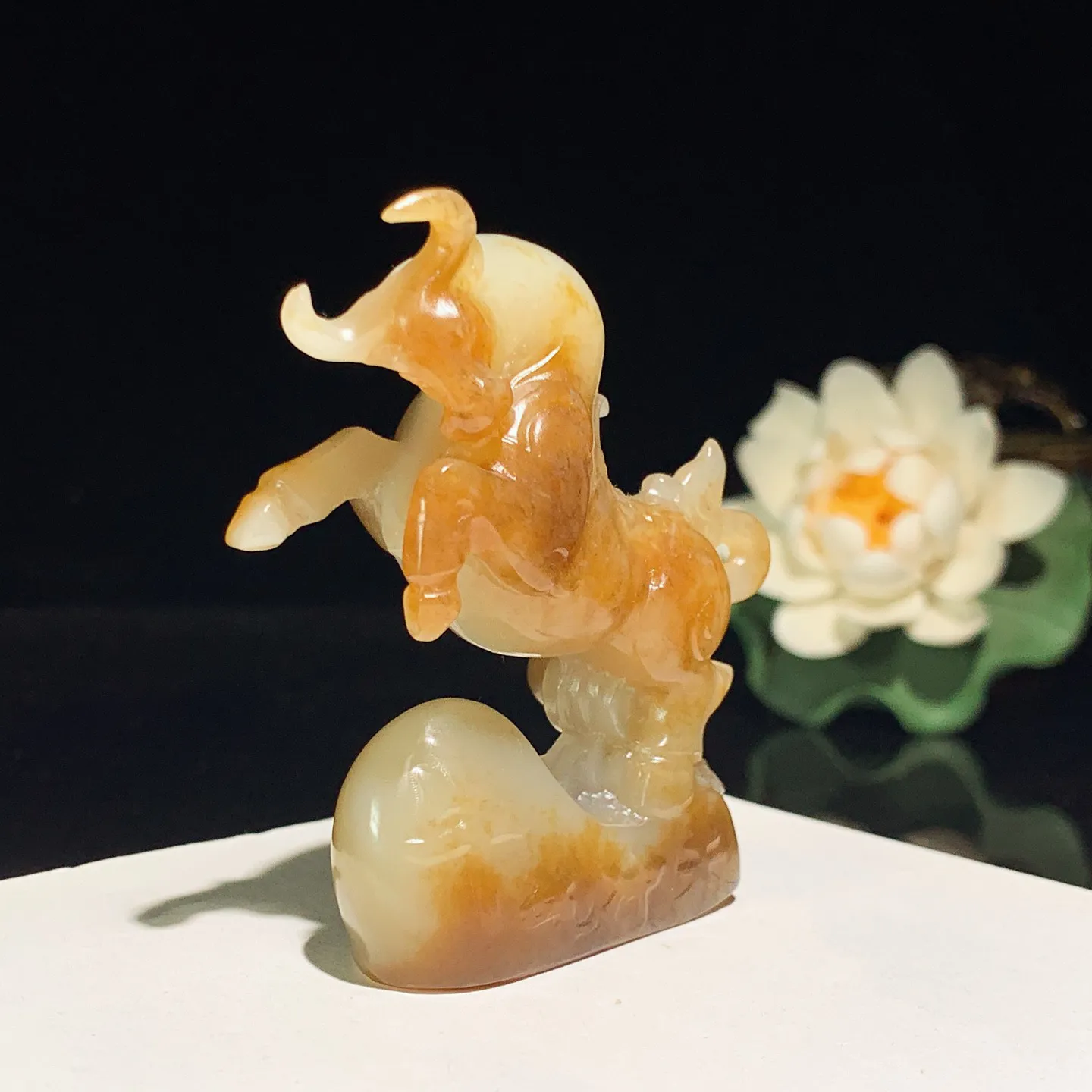新疆且末糖扭转乾坤生肖牛摆件。尺寸63/53/19重74克 玉质细腻油润 底色纯净 脂粉好，品质好！