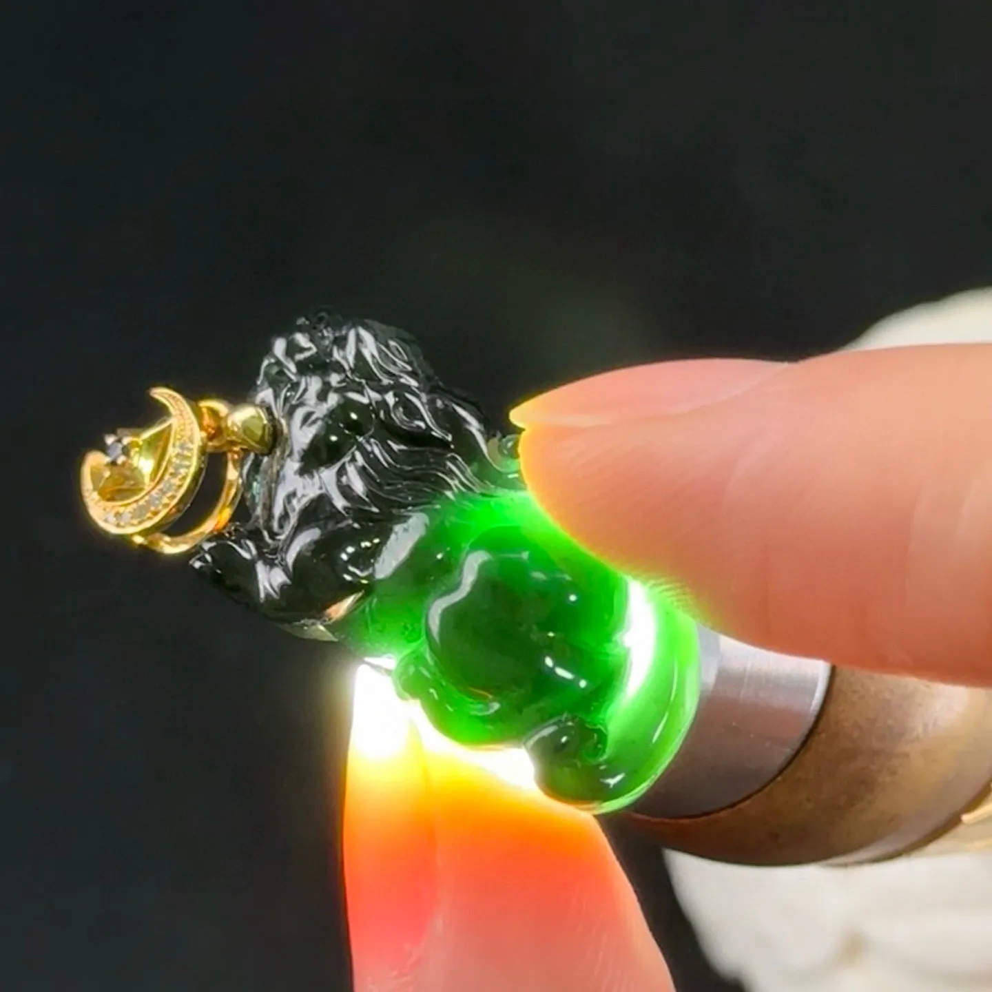 精品18k墨翠飞天小貔貅 种好色正 黑度极好 打灯通透 油性十足