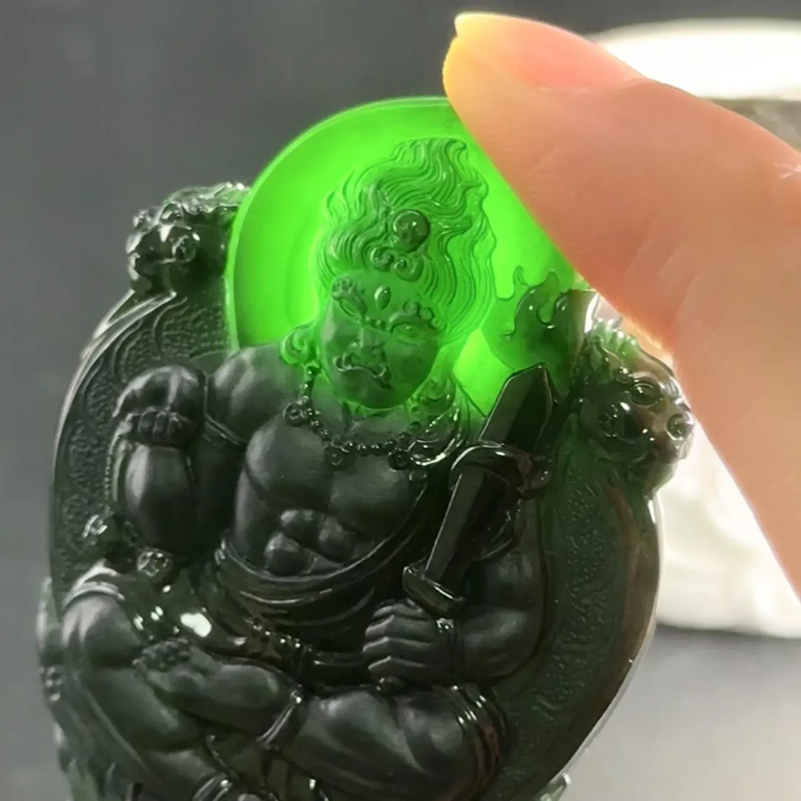 精品墨翠不动明王 种好色正 黑度极好 打灯通透 油性十足 尺寸64.5