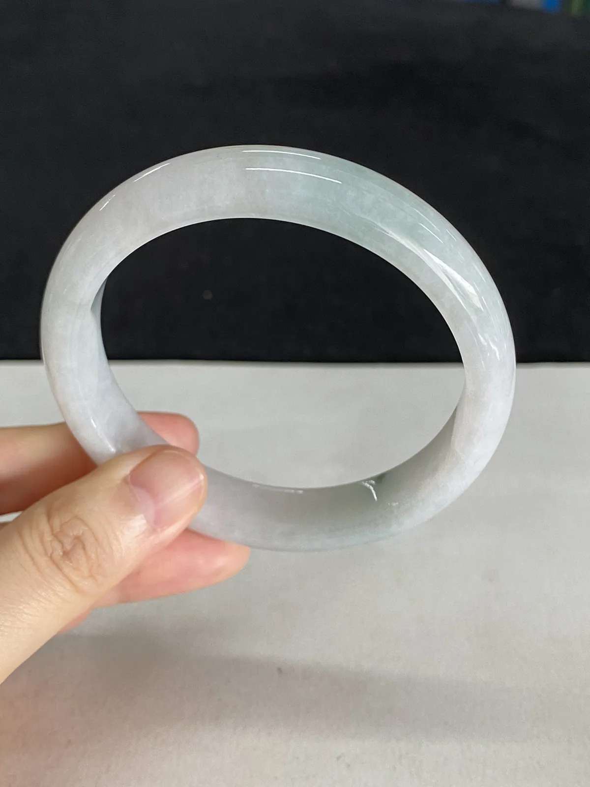 正圈58圈口，翡翠糯化种淡绿色手镯