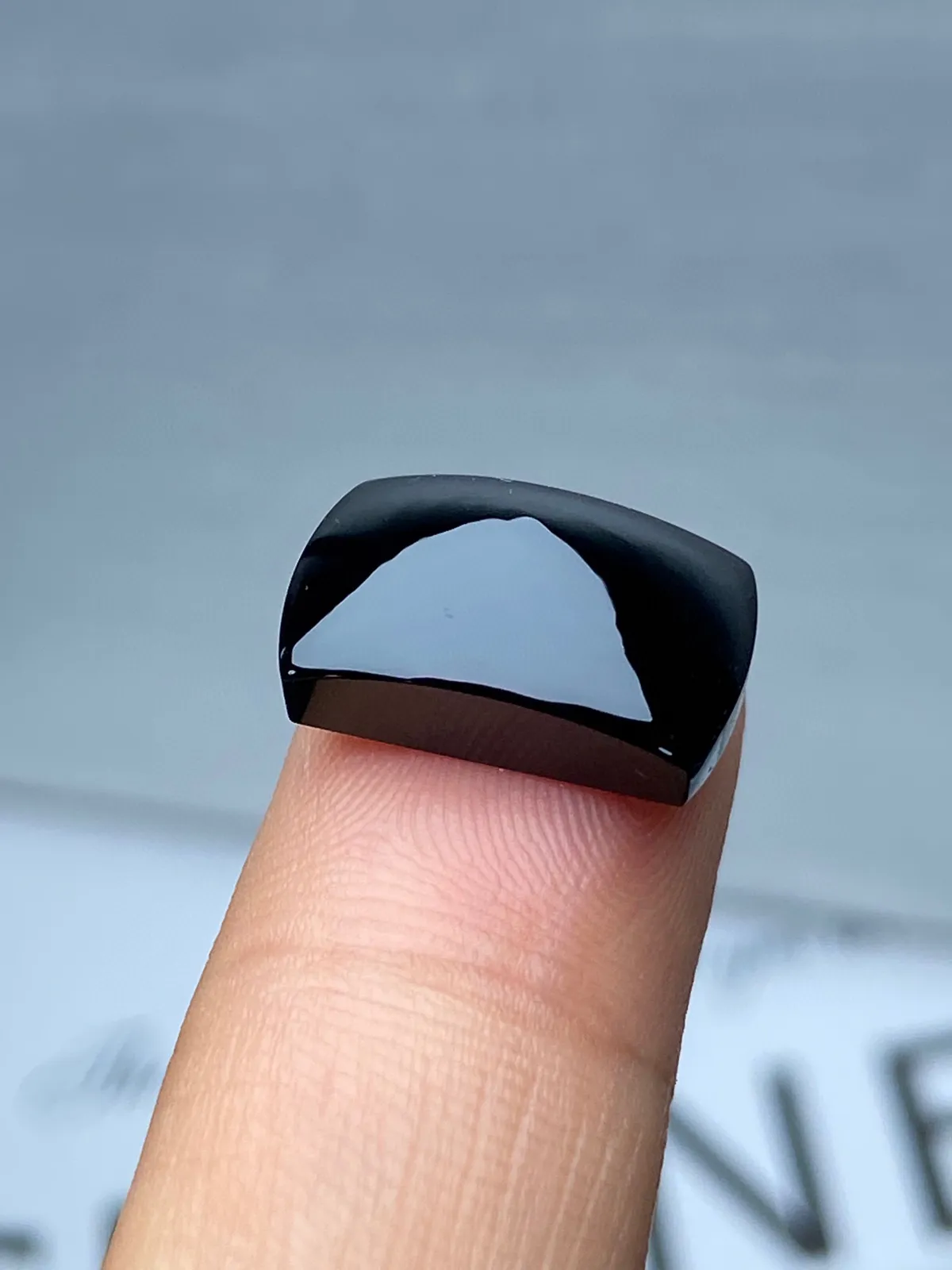 【墨翠裸石】
黑度油黑发亮 灯打通透  品相饱满大气 尺寸14.1mm