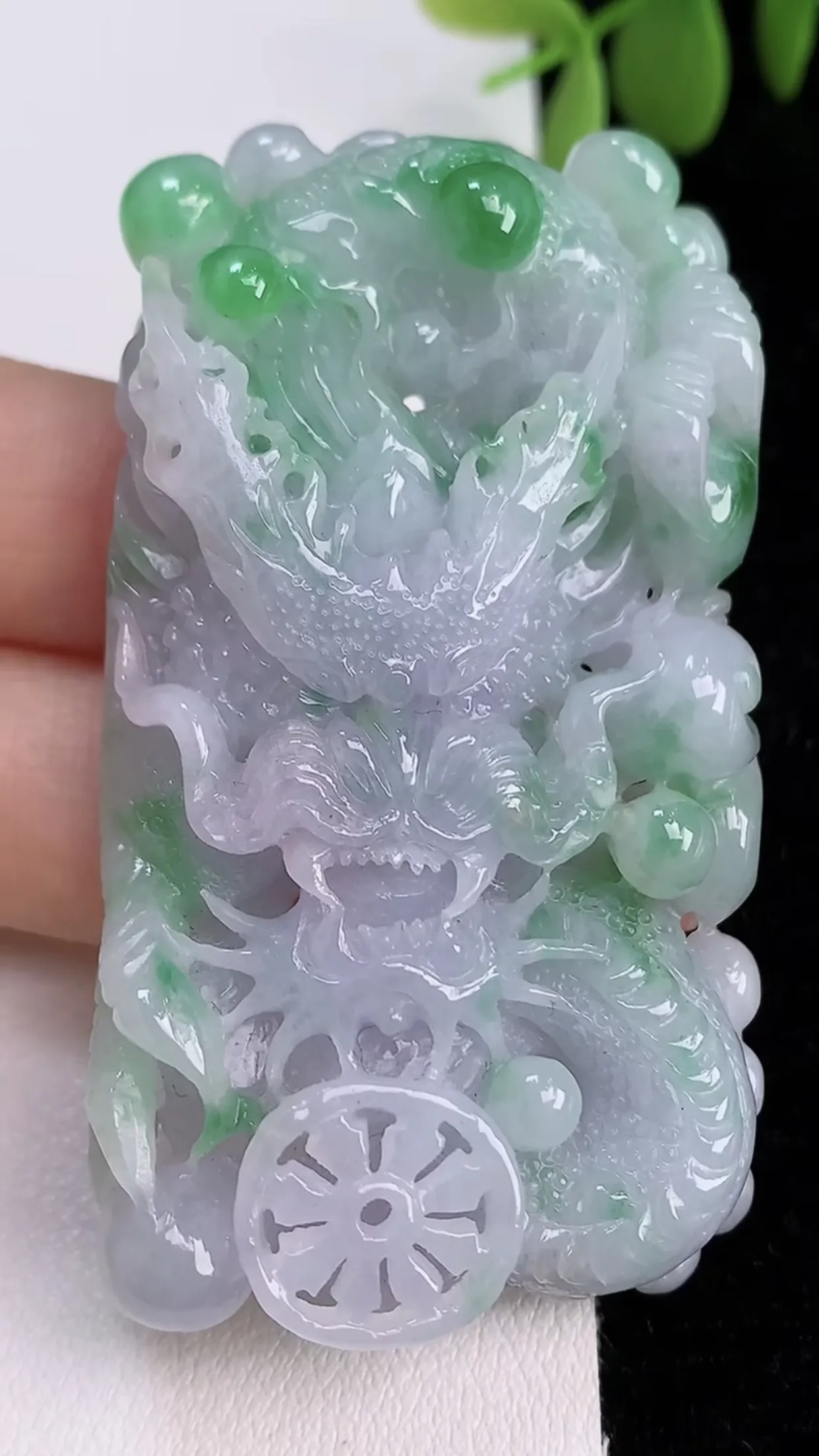 缅甸天然翡翠a货 老坑料起胶冰润 春带彩飘绿霸气龙牌吊坠 生肖龙挂件 龙腾四海 生意兴隆 财源滚滚 尺寸62.6-34.8-10.8mm  y 46.97
