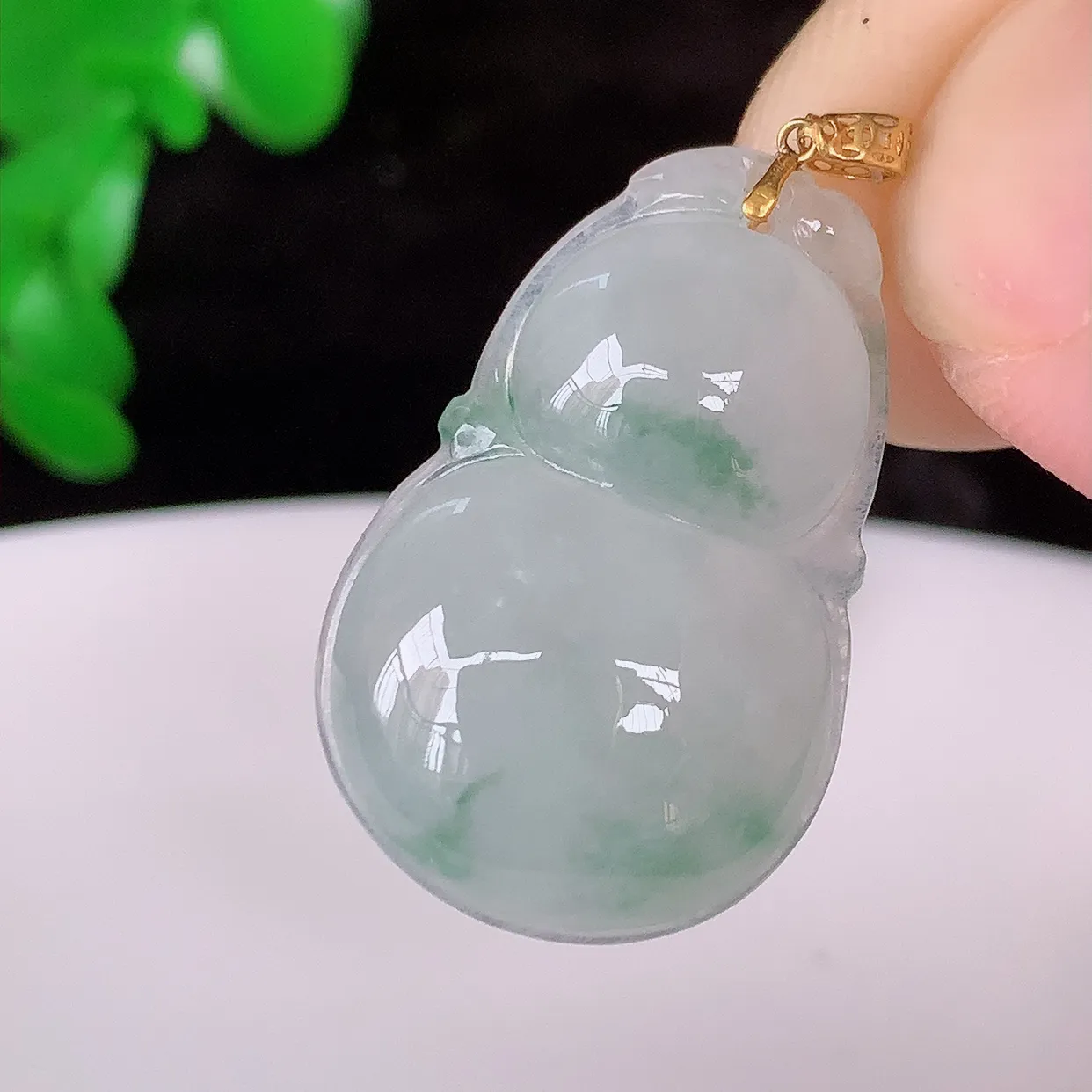 18K金镶嵌冰种飘花葫芦吊坠，翡翠葫芦，寓意福禄双全，财源滚滚，佩戴效果优雅迷人！#49.21