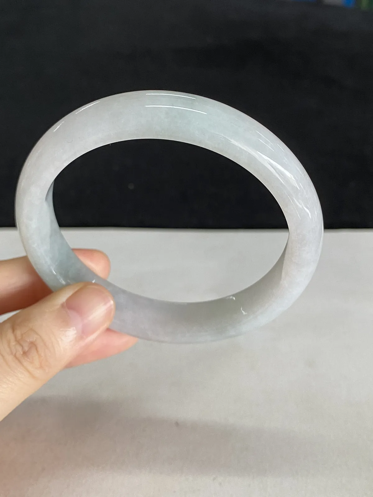 正圈58圈口，翡翠糯化种淡绿色手镯