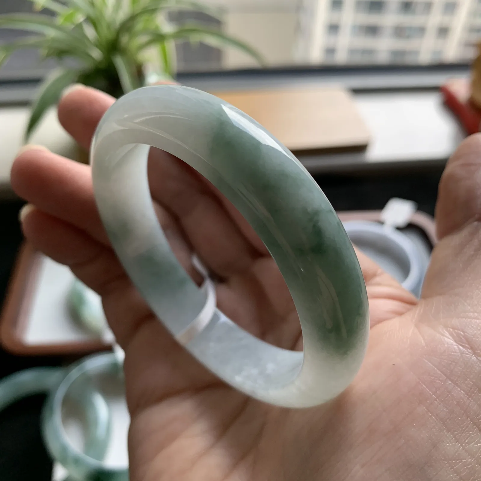 57圈口飘绿手镯