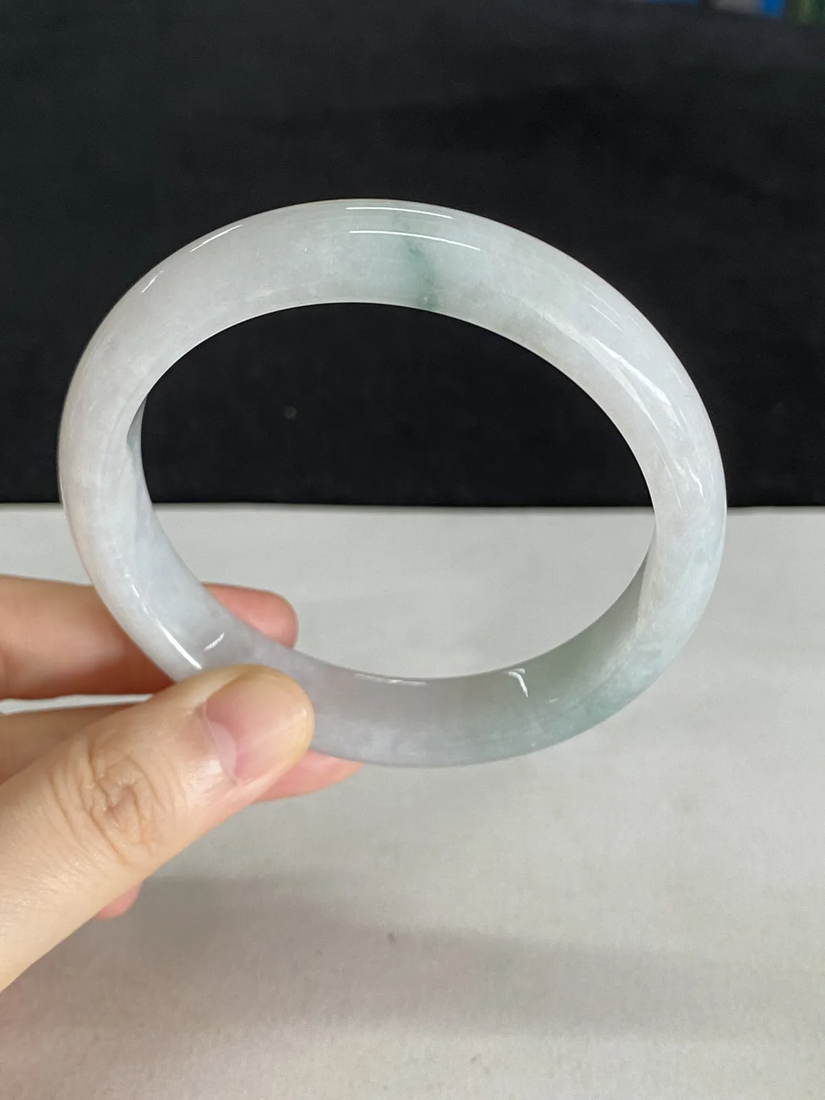 正圈58圈口，翡翠糯化种淡绿色手镯