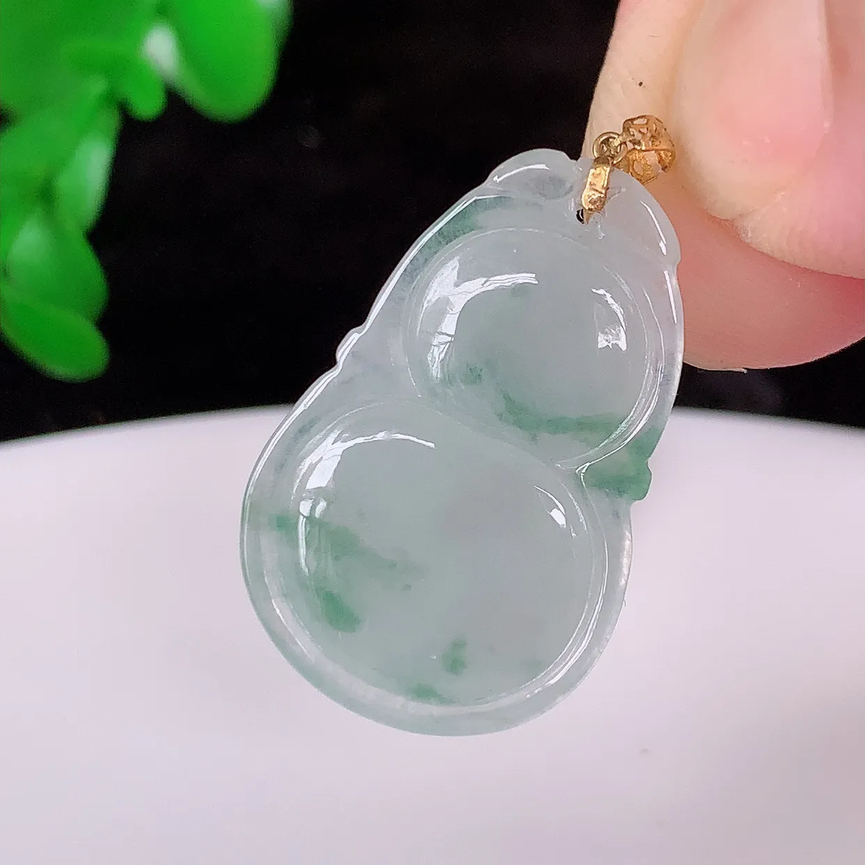 18K金镶嵌冰种飘花葫芦吊坠，翡翠葫芦，寓意福禄双全，财源滚滚，佩戴效果优雅迷人！#49.21