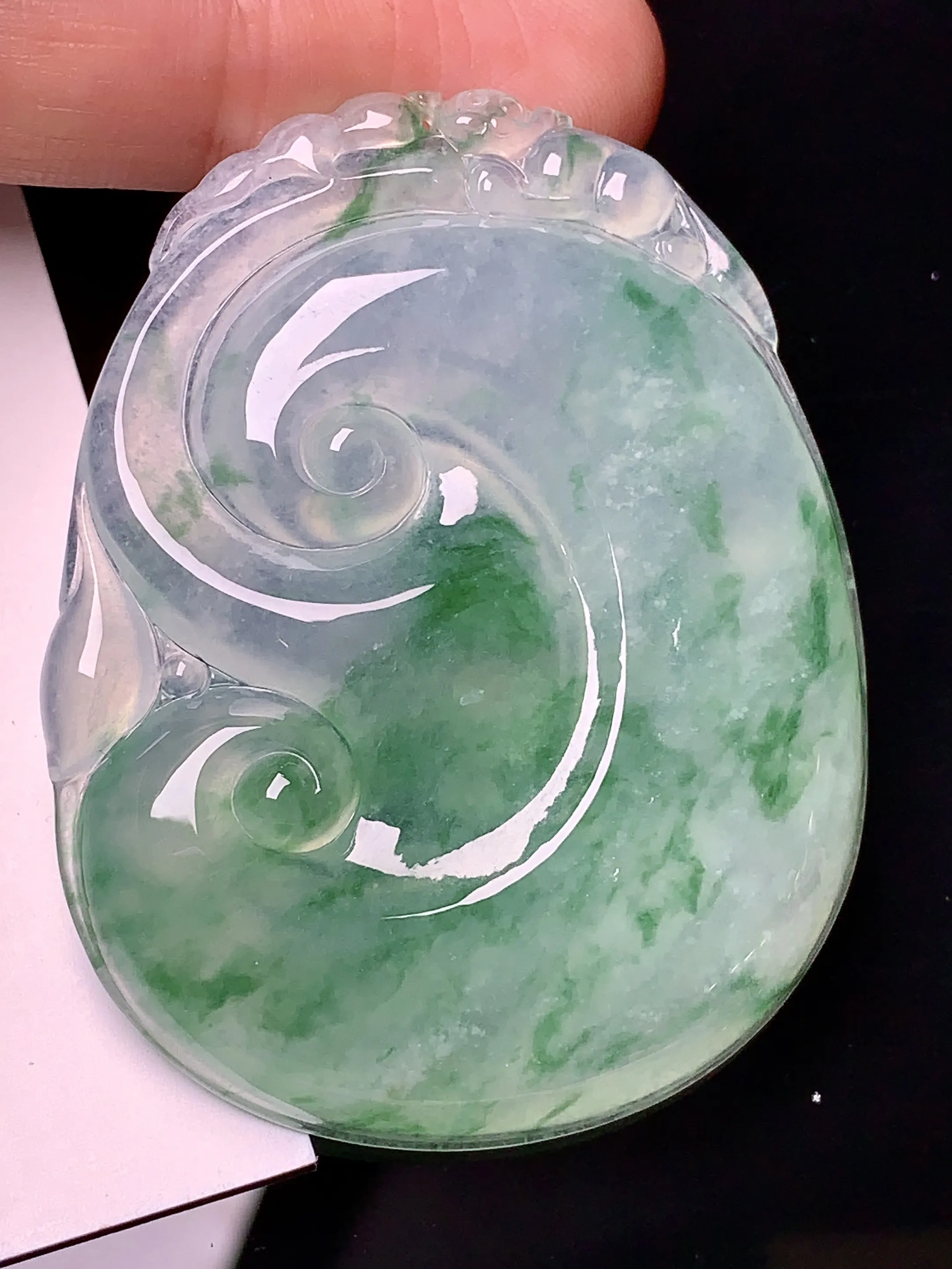 飘绿如意吊坠 玉质细腻 水润亮眼 色泽艳丽 整体尺寸50.6*39.6*5.8