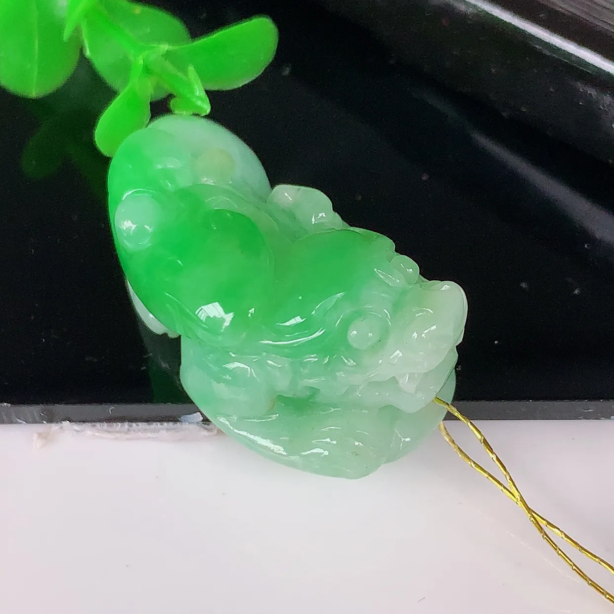 自然光实拍，冰润飘绿招财貔貅吊坠，民间有“一摸貔貅运程旺盛，再摸貔貅财运滚滚，三摸貔貅平步青云 ”的美好祝愿。#35.21