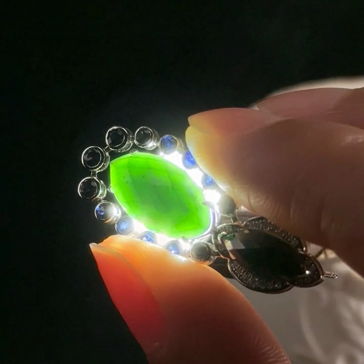 精品18k墨翠耳坠 种好色正 黑度极好 打灯通透 油性十足 尺寸14.4
