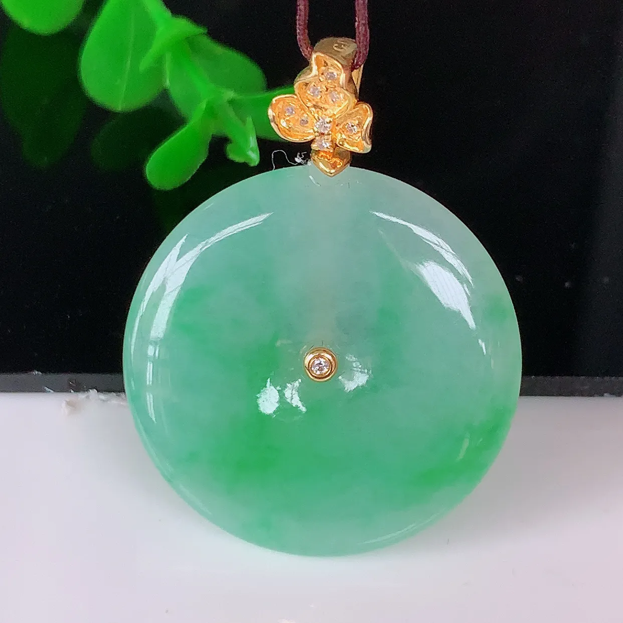 自然光实拍，18K金镶嵌水润飘绿平安扣吊坠，翡翠平安扣，冰润光泽，寓意平平安安，平安扣佩戴时尚漂亮！