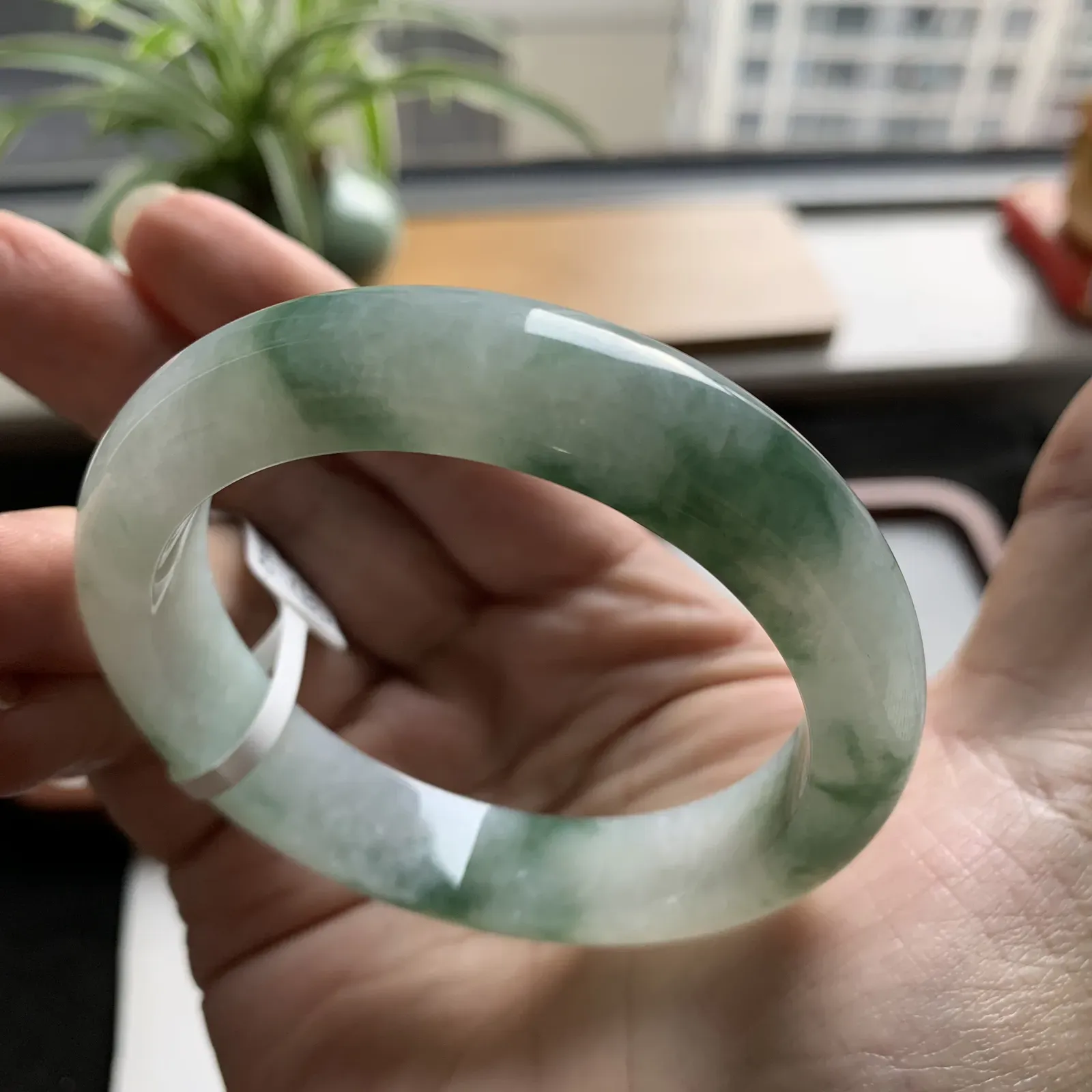 55圈口飘绿手镯