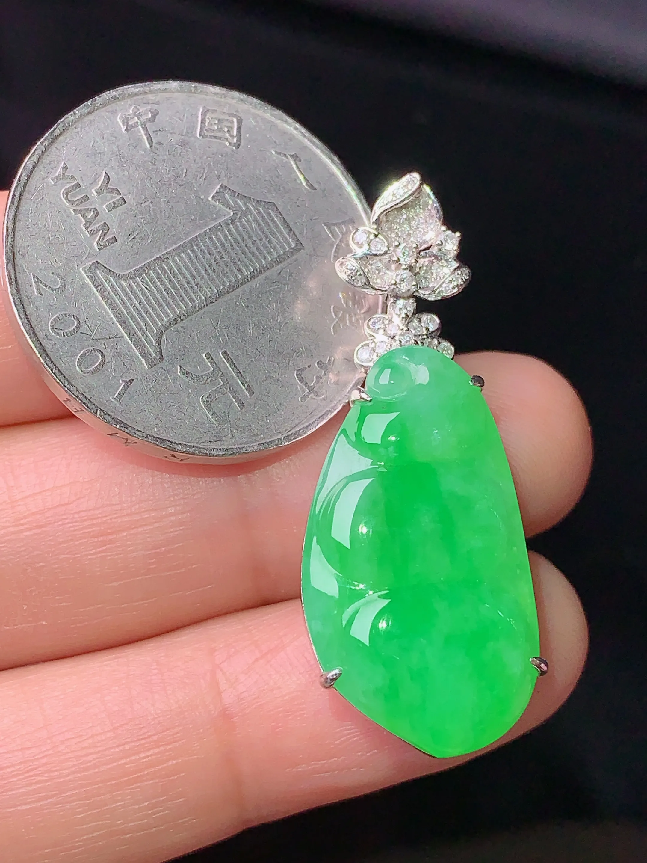 18k金钻镶嵌翠绿四季豆吊坠 玉质细腻 水润亮眼 色泽艳丽 整体尺寸35.8*13.6*7.8