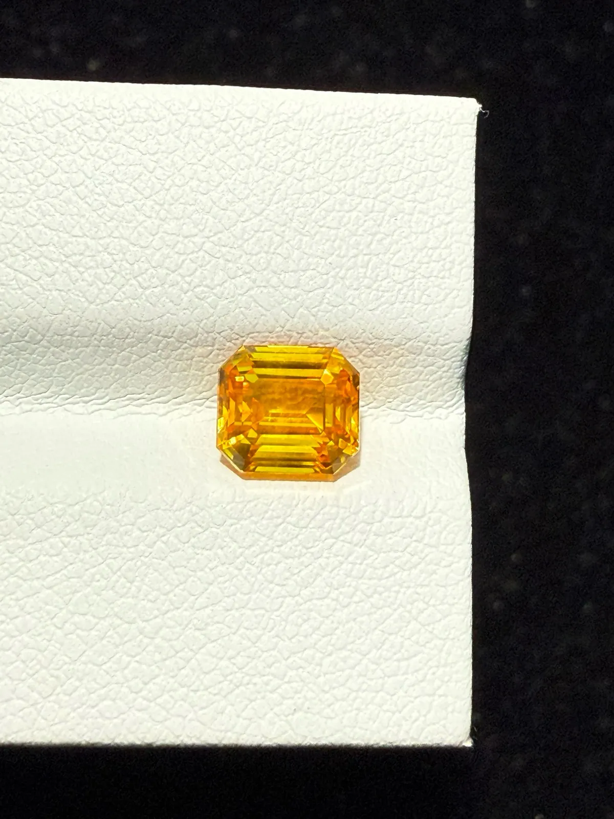 2.02ct天然金丝雀黄蓝宝裸石，尺寸6.7*6*4.6mm，颜色美艳 ，晶体通透，火彩足