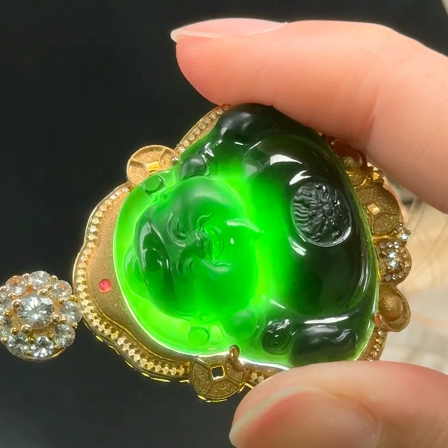 精品18k墨翠财神 种好色正 黑度极好 打灯通透 油性十足 尺寸45.9