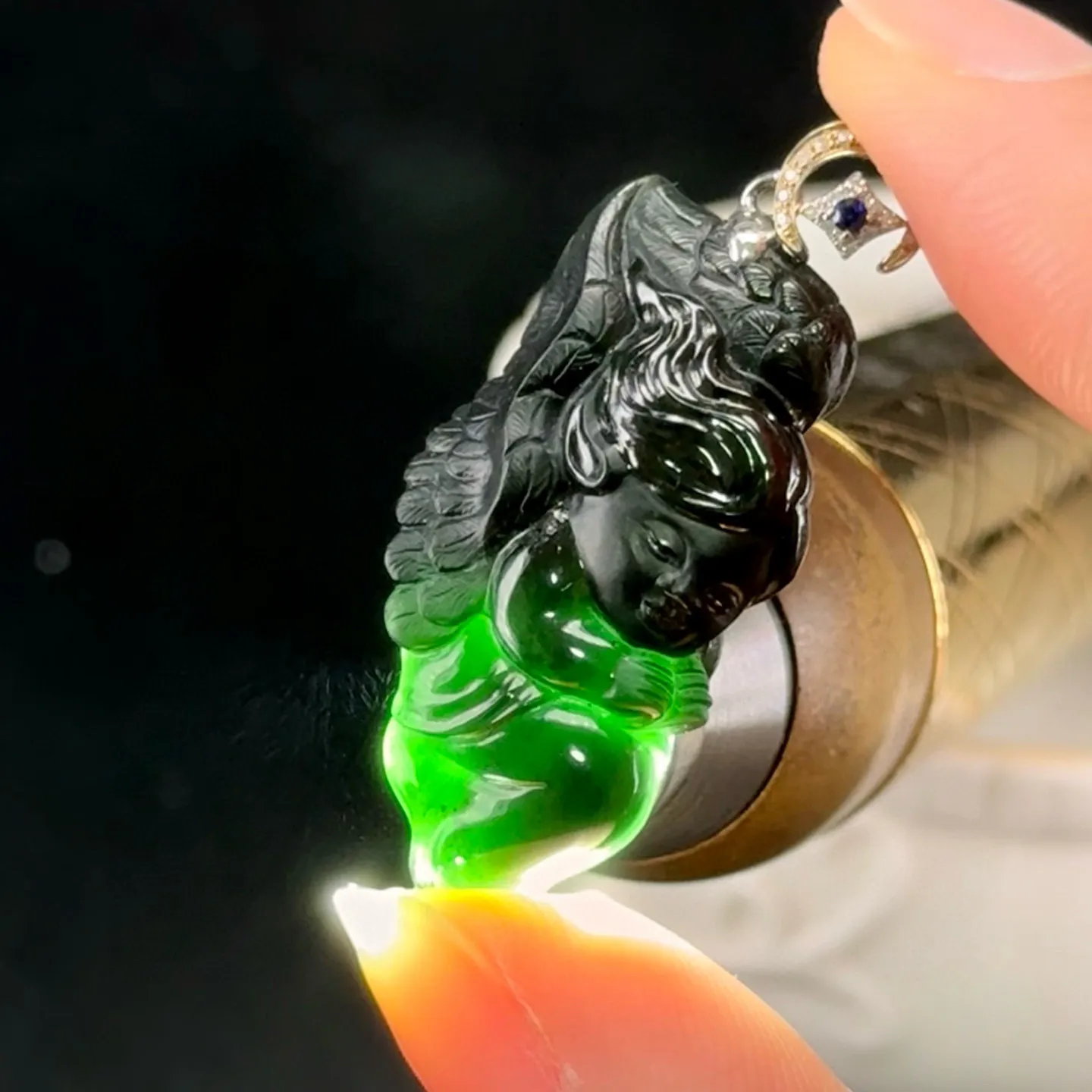 精品18k墨翠小天使 种好色正 黑度极好 打灯通透 油性十足 尺寸36.9