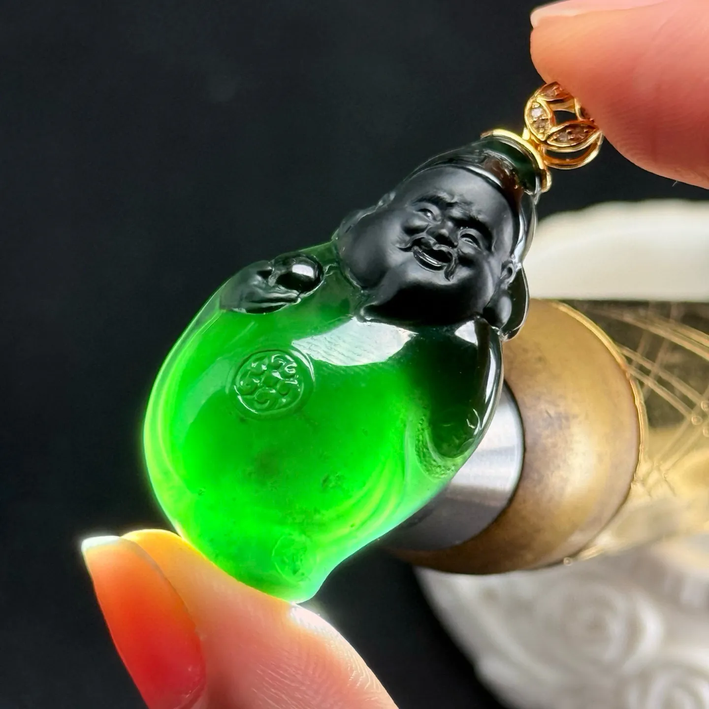 精品18k叩头墨翠小财神 种好色正 黑度极好 打灯通透 油性十足