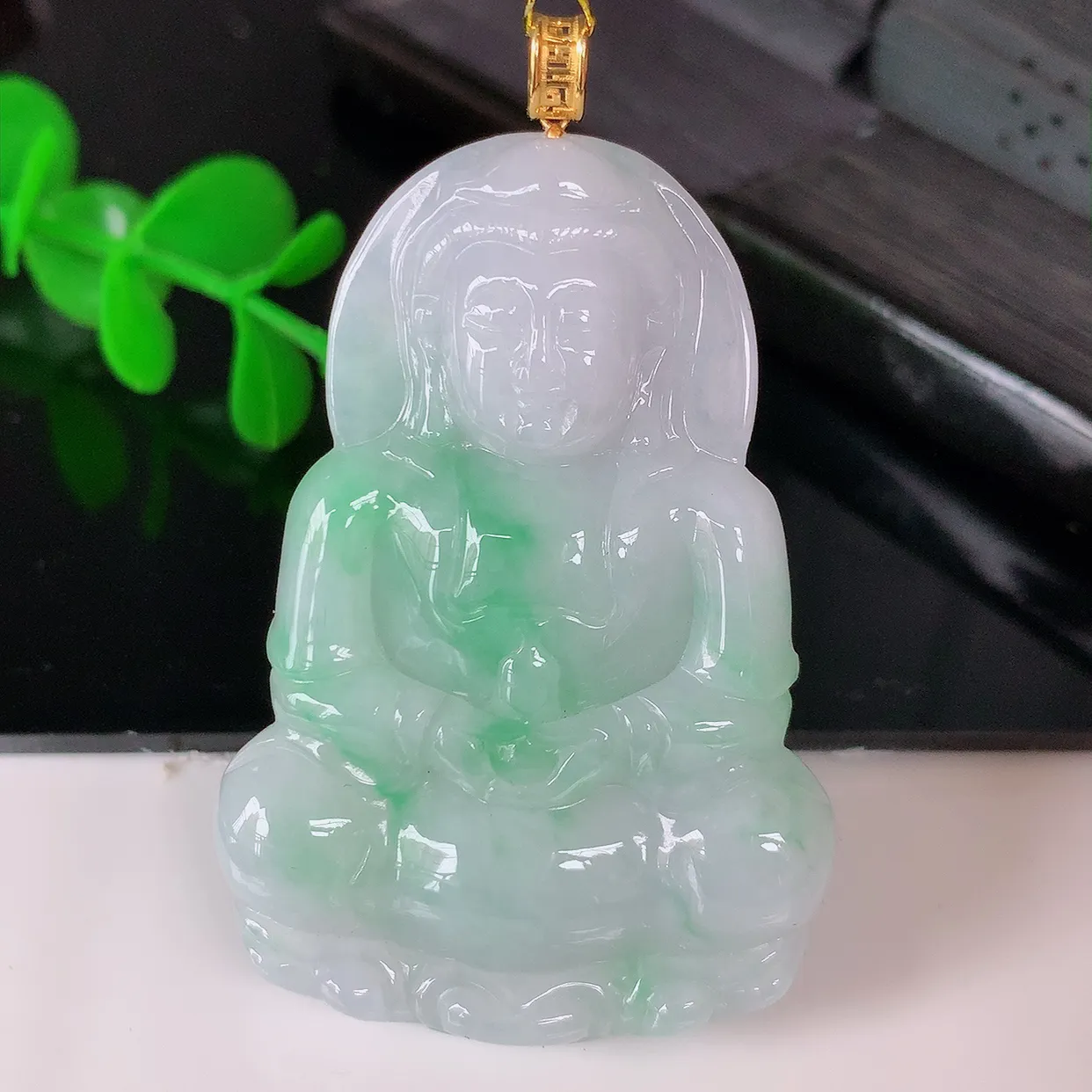 18K金镶嵌冰润飘绿观音菩萨吊坠，赐福翡翠观音，观音面相端庄，品相佳，佩戴气质！#35.21整体56*裸石50*34.5*5.6