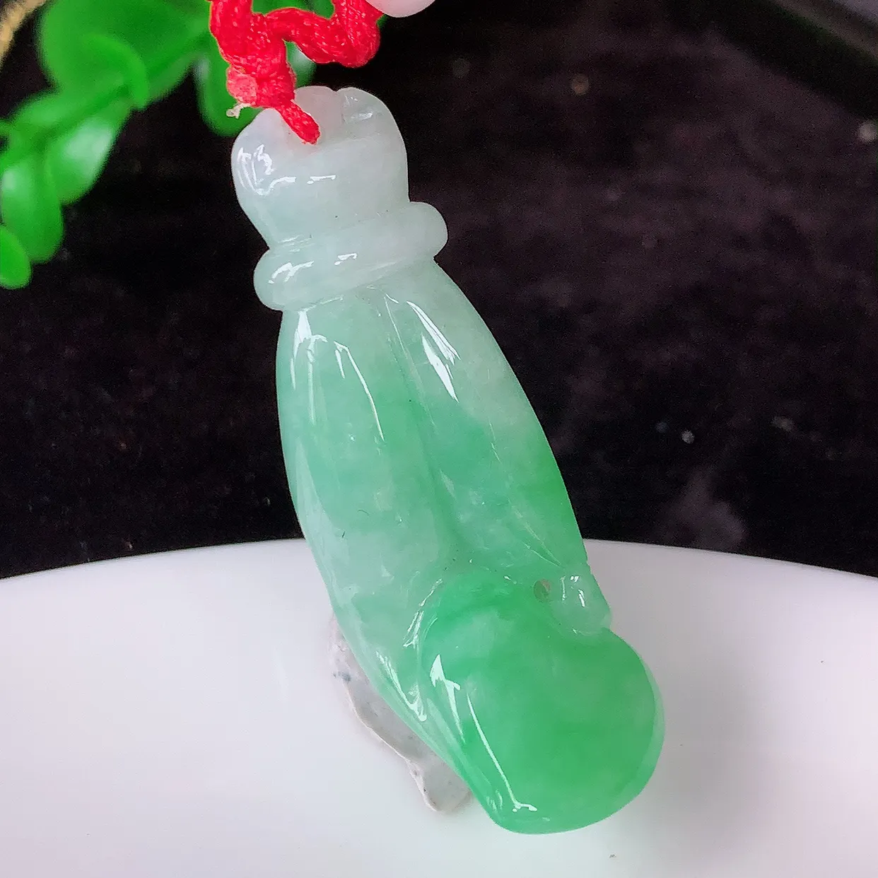 自然光实拍，冰润飘绿翡翠掌上明珠吊坠，种老水足，雕工精湛 ，寓意美好，佩戴时尚出众！#46.21