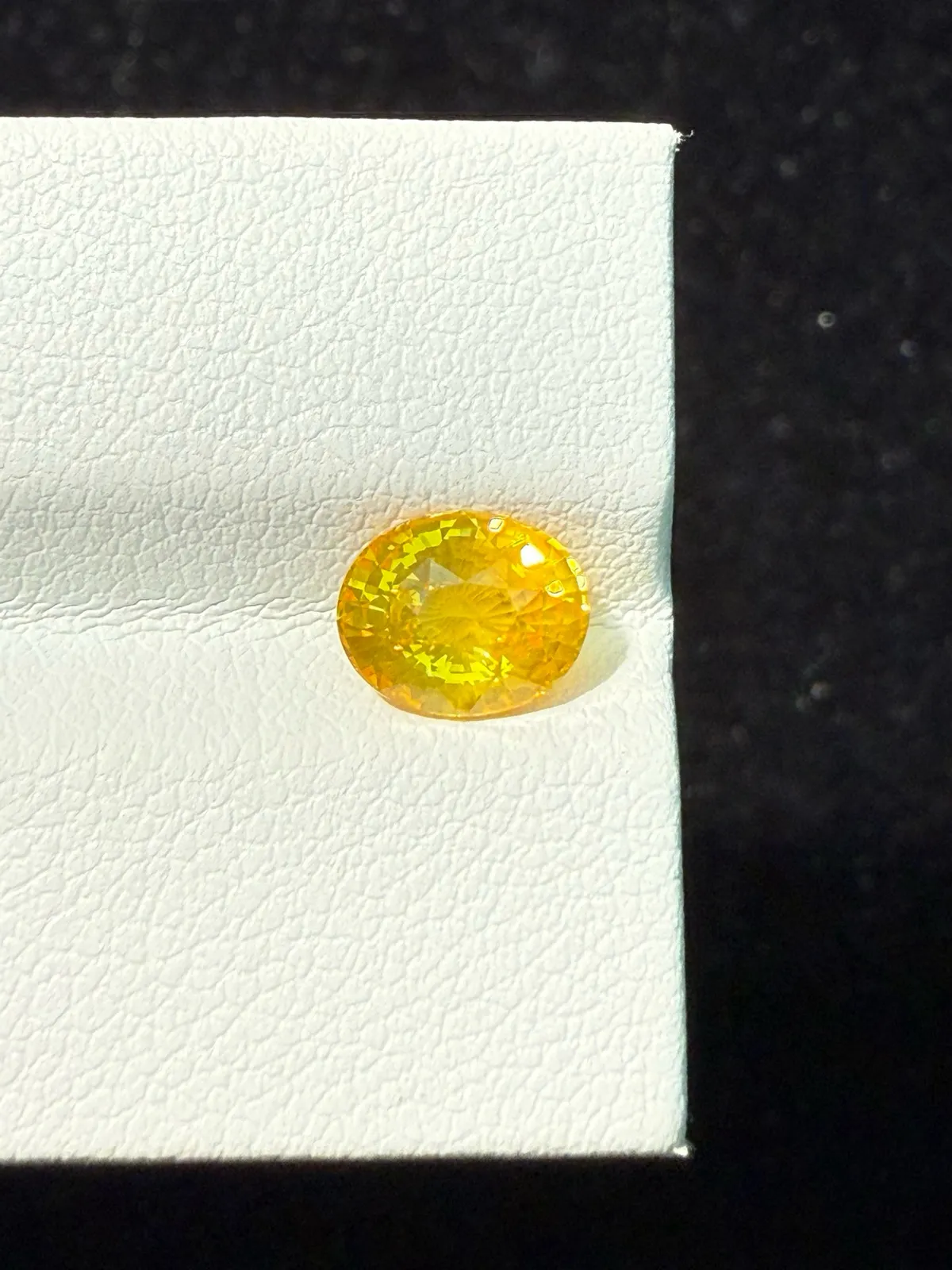 1.55ct天然黄蓝宝裸石，尺寸7.6*6.2*4.3mm，颜色美艳 ，晶体通透，火彩足