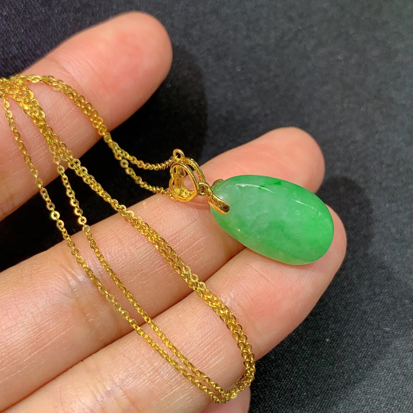 阳绿福瓜锁骨链，18k金镶嵌，简约时尚，冰润色阳，种水足 裸石17*10.7*8