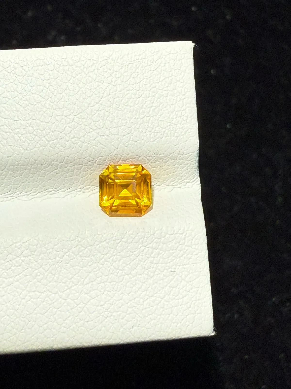 1.04ct天然黄蓝宝裸石，尺寸5.3*5.5*3.9mm，颜色美艳 ，晶体通透，火彩足