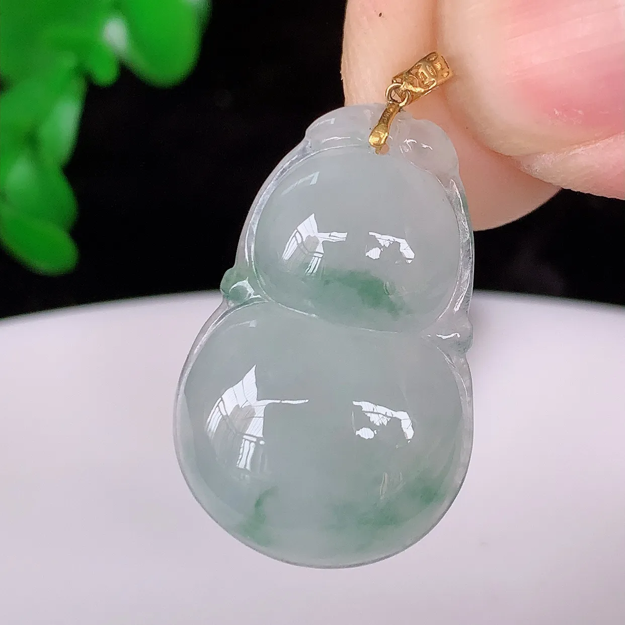 18K金镶嵌冰种飘花葫芦吊坠，翡翠葫芦，寓意福禄双全，财源滚滚，佩戴效果优雅迷人！#49.21