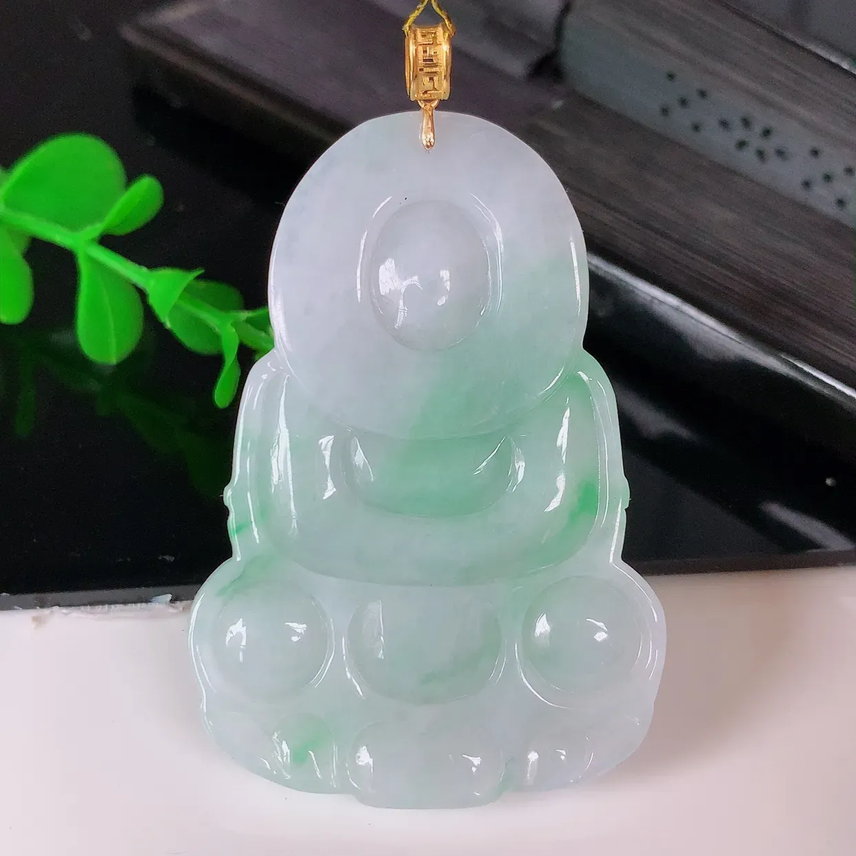 18K金镶嵌冰润飘绿观音菩萨吊坠，赐福翡翠观音，观音面相端庄，品相佳，佩戴气质！#35.21整体56*裸石50*34.5*5.6