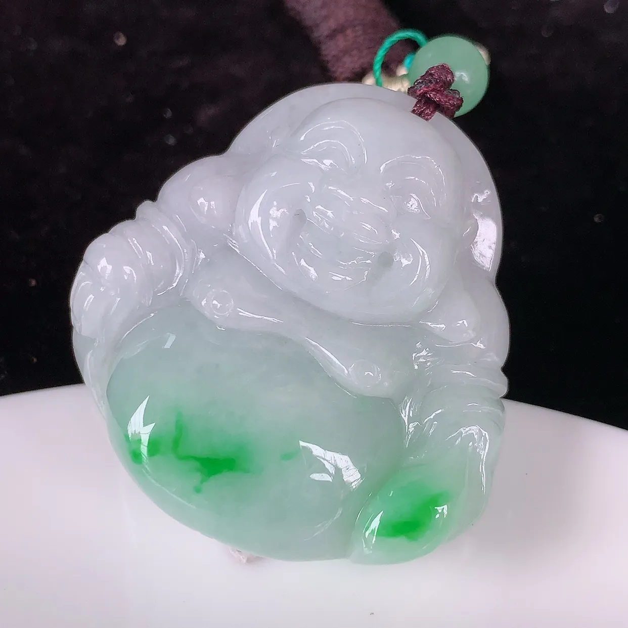 自然光实拍，大件饱满飘阳绿翡翠佛公吊坠，笑口常开，佛公在心中，一生平安幸福，佛公翠色迷人，佩戴佳品！