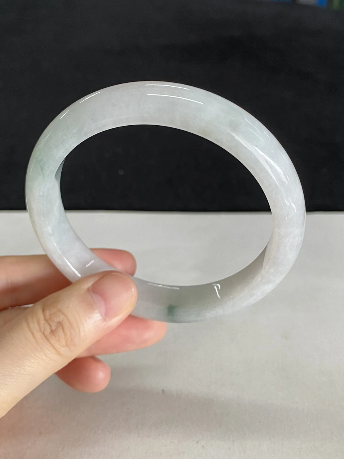 正圈58圈口，翡翠糯化种淡绿色手镯