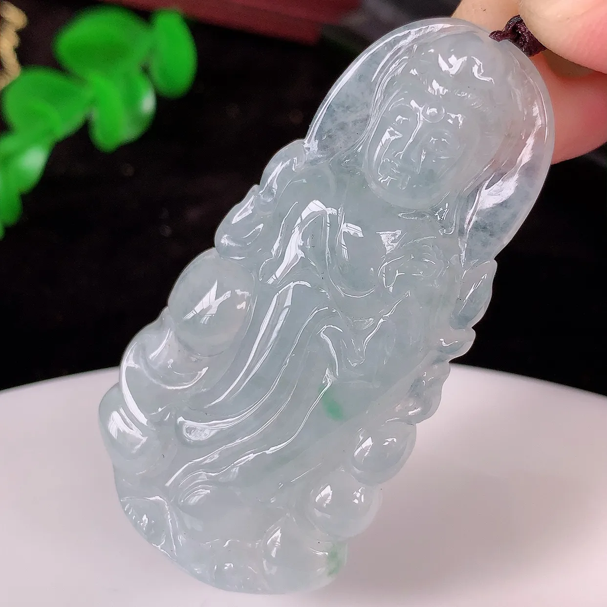 自然光实拍，冰种飘花观音吊坠，赐福翡翠观音，翠绿迷人，观音面相端庄，佩戴时尚出众！#46.21