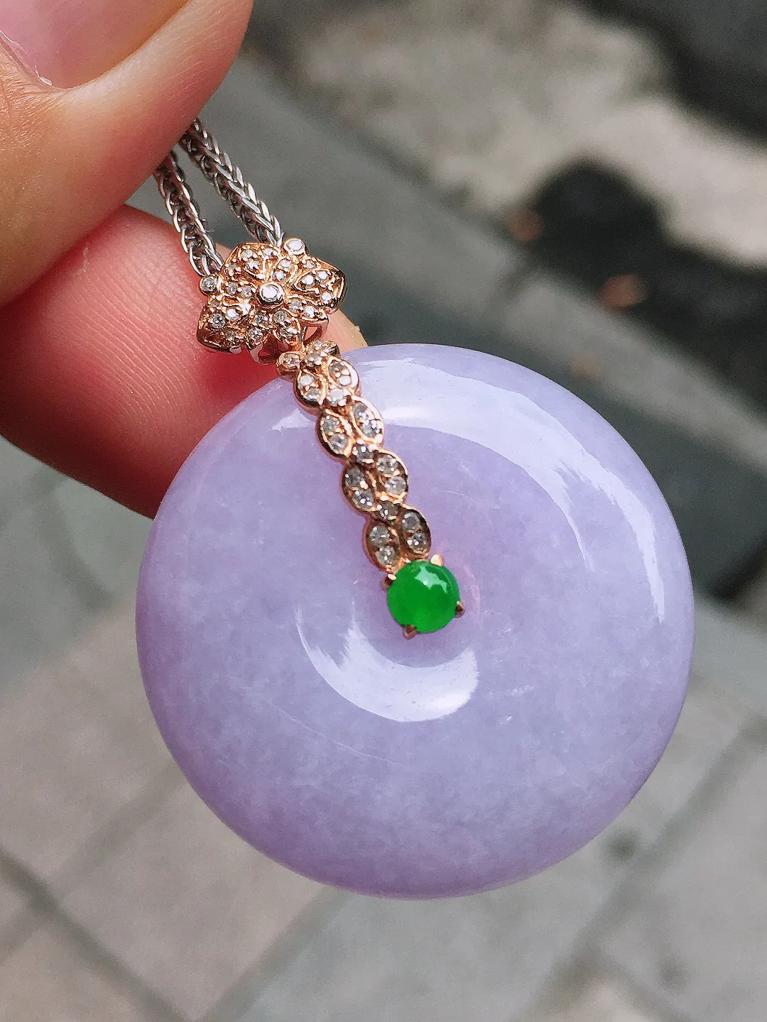 紫罗兰平安扣吊坠，色泽均匀艳丽，玉质细腻，荧光感超
强，饱满圆润，气质满满。18k
金豪华镶嵌
