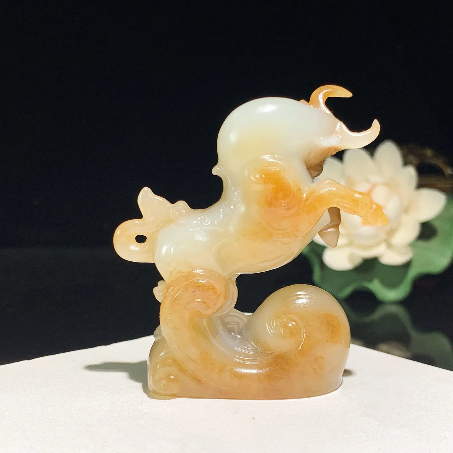 新疆且末糖扭转乾坤生肖牛摆件。尺寸63/53/19重74克 玉质细腻油润 底色纯净 脂粉好，品质好！lt250722