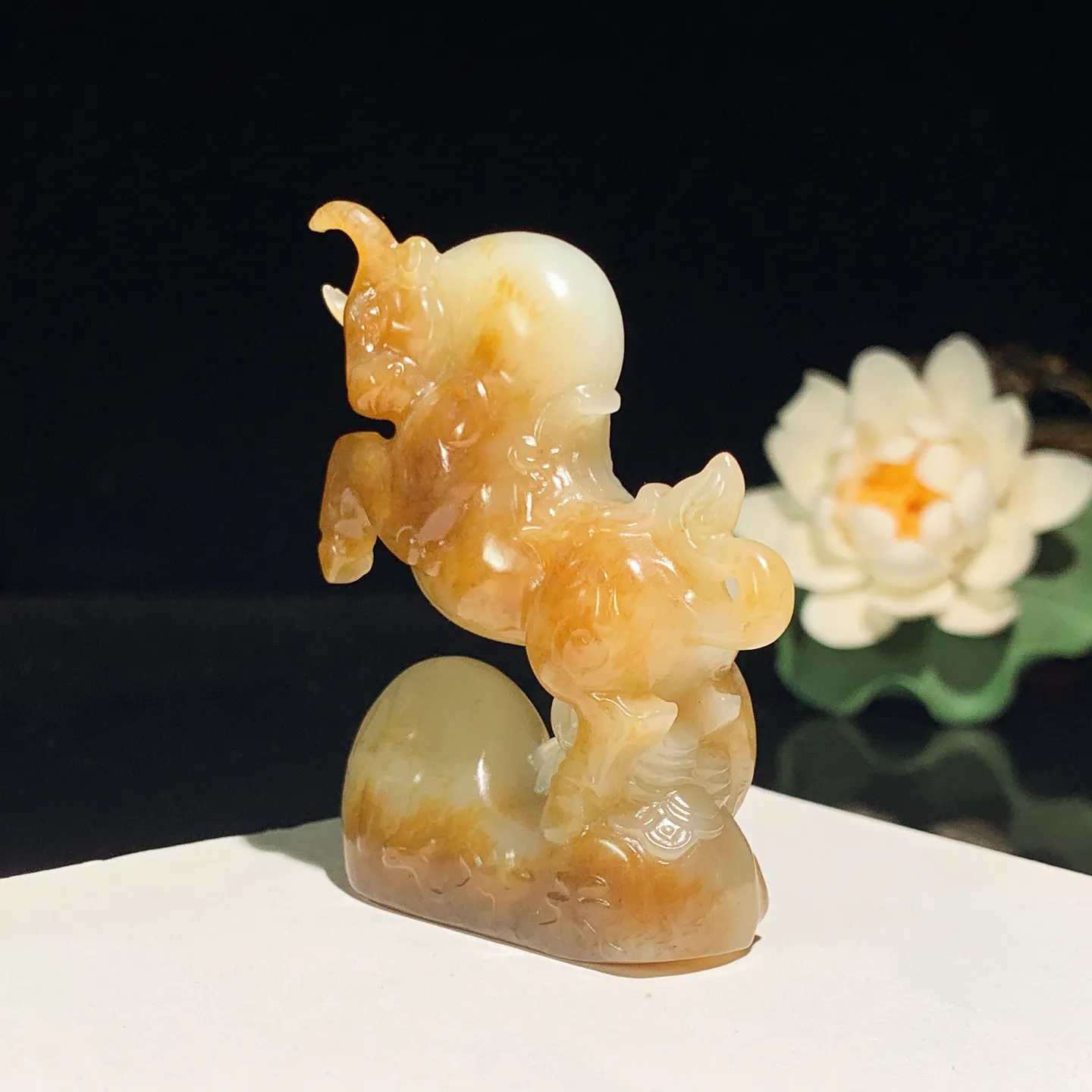 新疆且末糖扭转乾坤生肖牛摆件。尺寸63/53/19重74克 玉质细腻油润 底色纯净 脂粉好，品质好！lt250722
