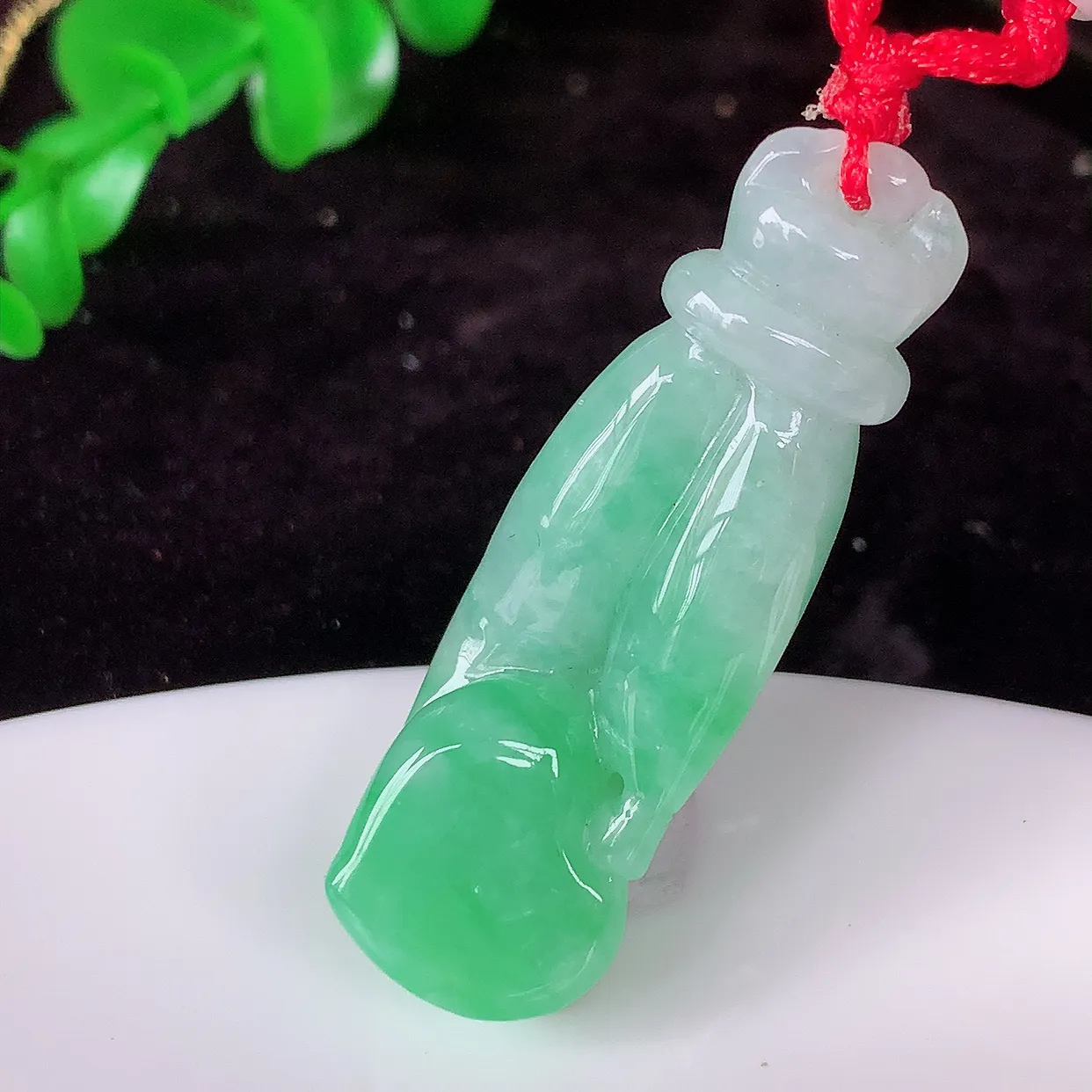 自然光实拍，冰润飘绿翡翠掌上明珠吊坠，种老水足，雕工精湛 ，寓意美好，佩戴时尚出众！#46.21