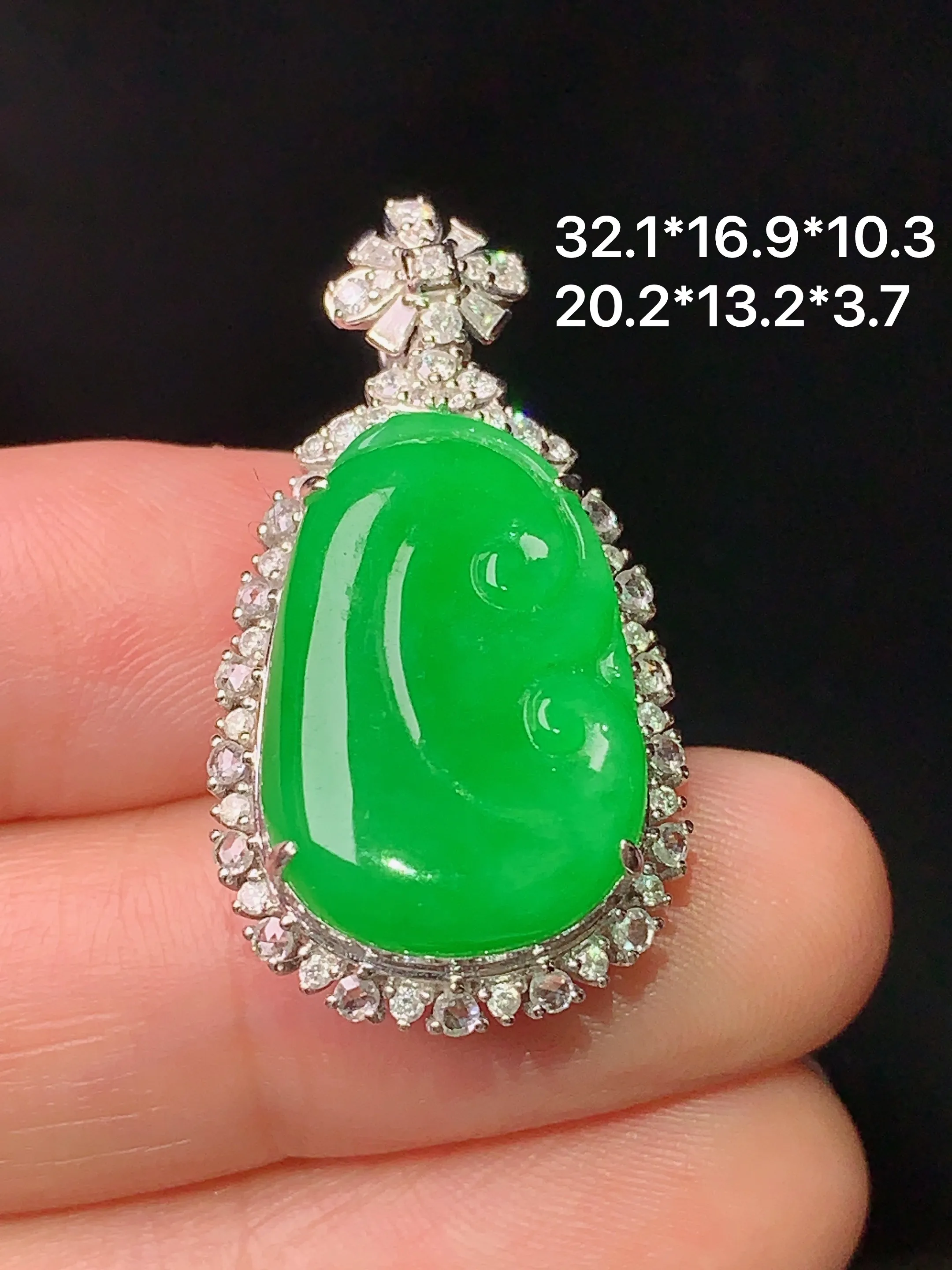 18k金钻镶嵌满绿如意吊坠 玉质细腻 水润亮眼 色泽艳丽 整体尺寸32.1*16.9*10.3
