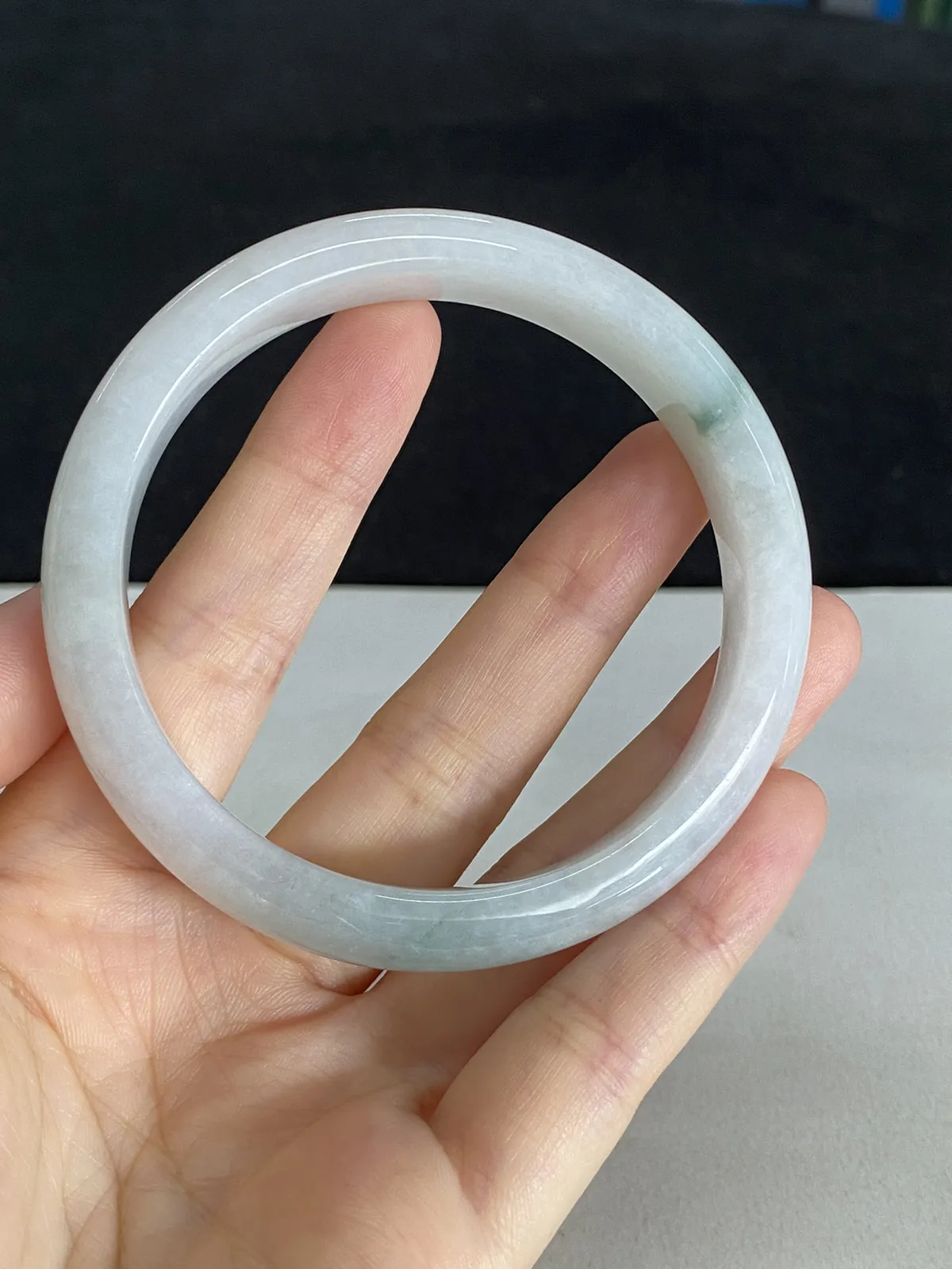 正圈58圈口，翡翠糯化种淡绿色手镯