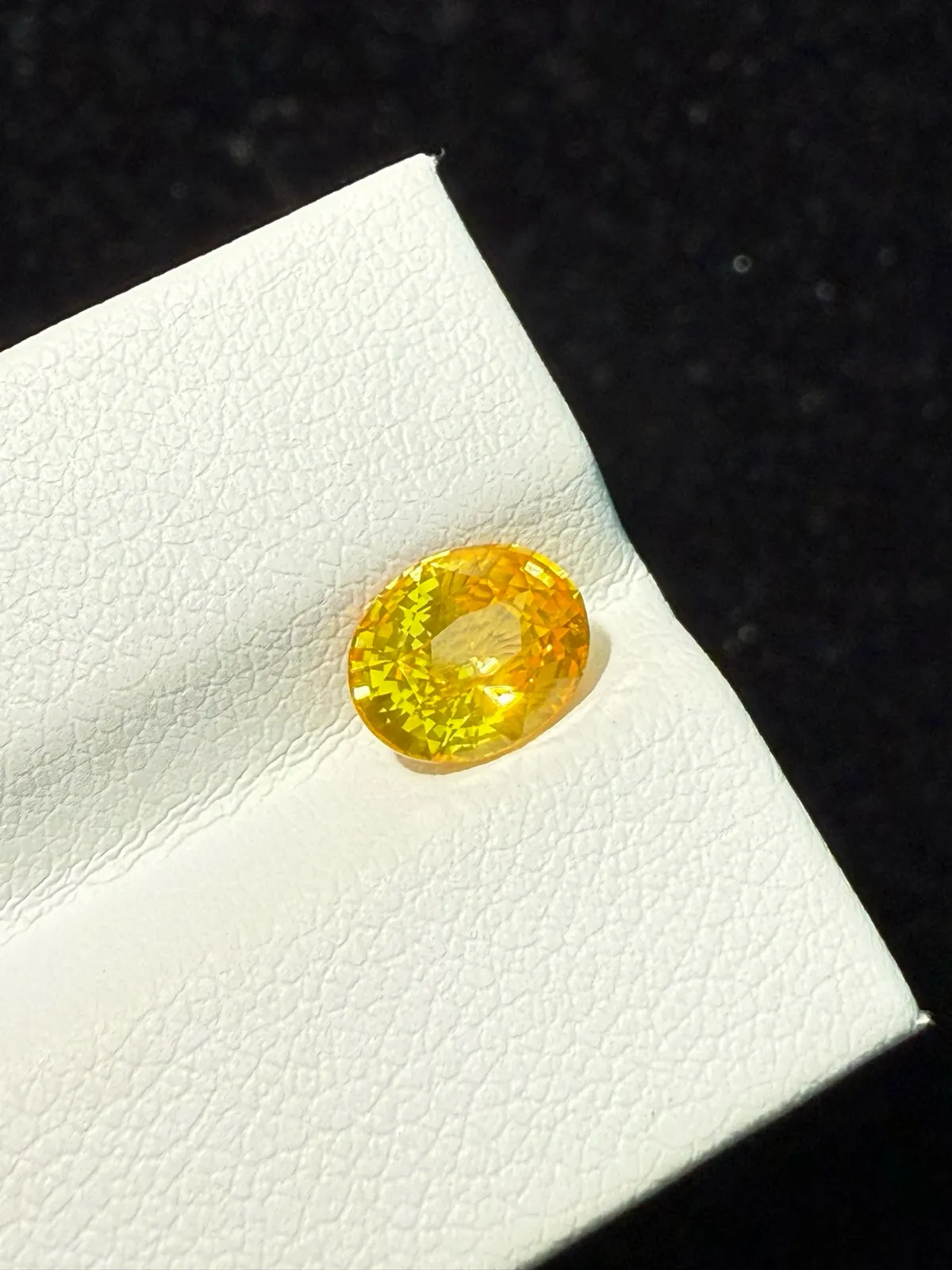 1.55ct天然黄蓝宝裸石，尺寸7.6*6.2*4.3mm，颜色美艳 ，晶体通透，火彩足